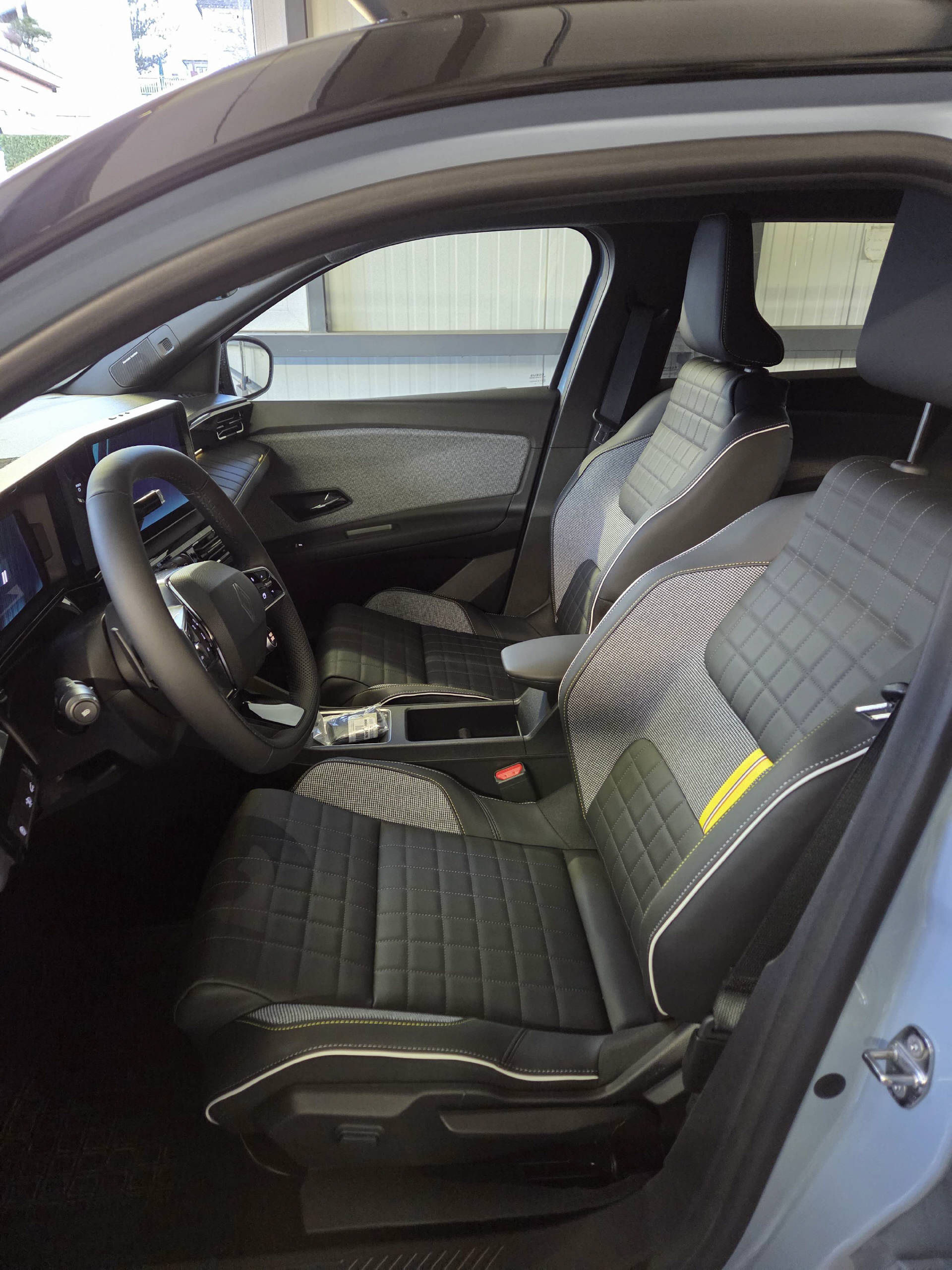 RENAULT R4 E-Tech Comfort Range iconic-image-4