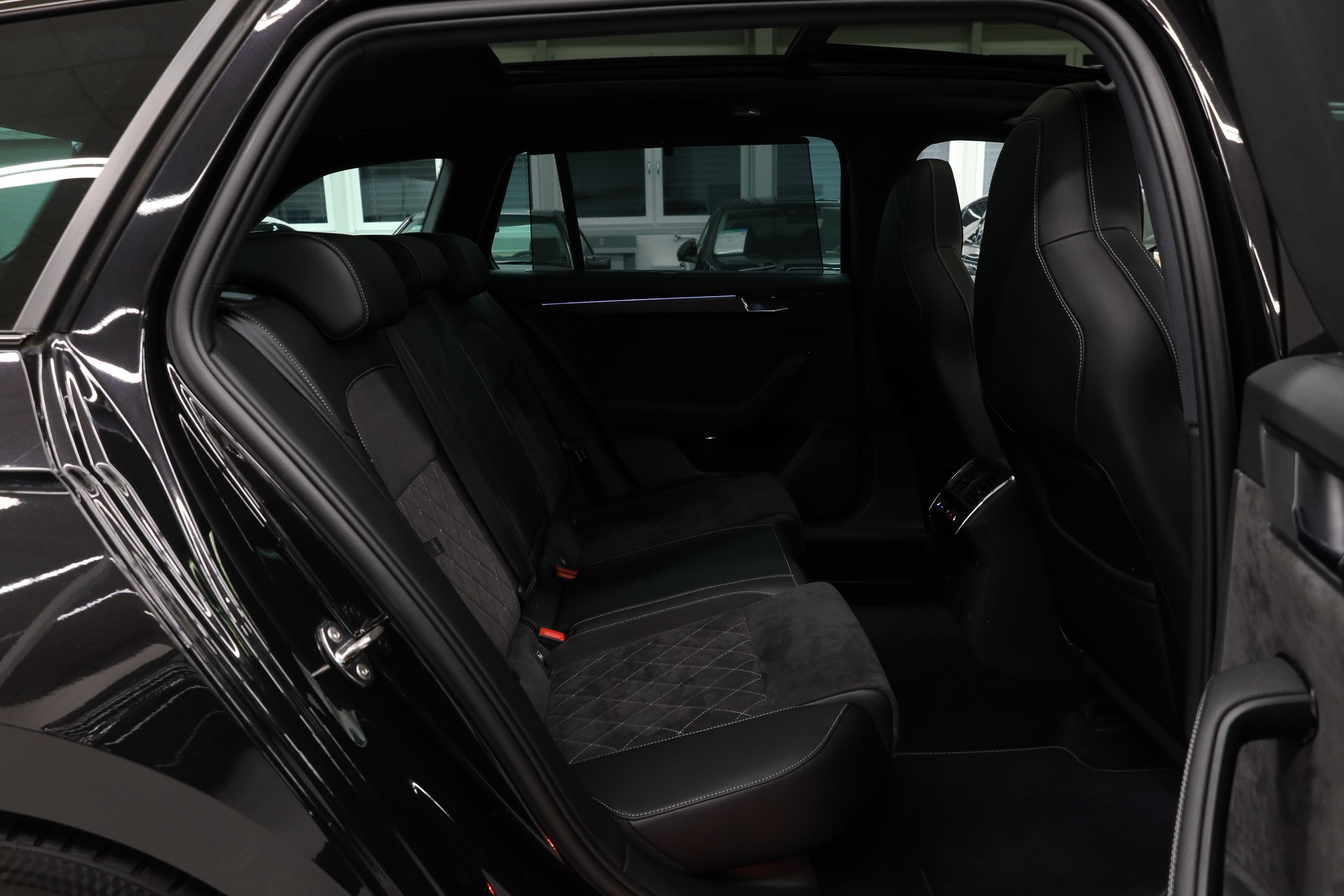 SKODA Superb Combi 2.0 TSI 280 SportLine 4x4 DSG-image-27