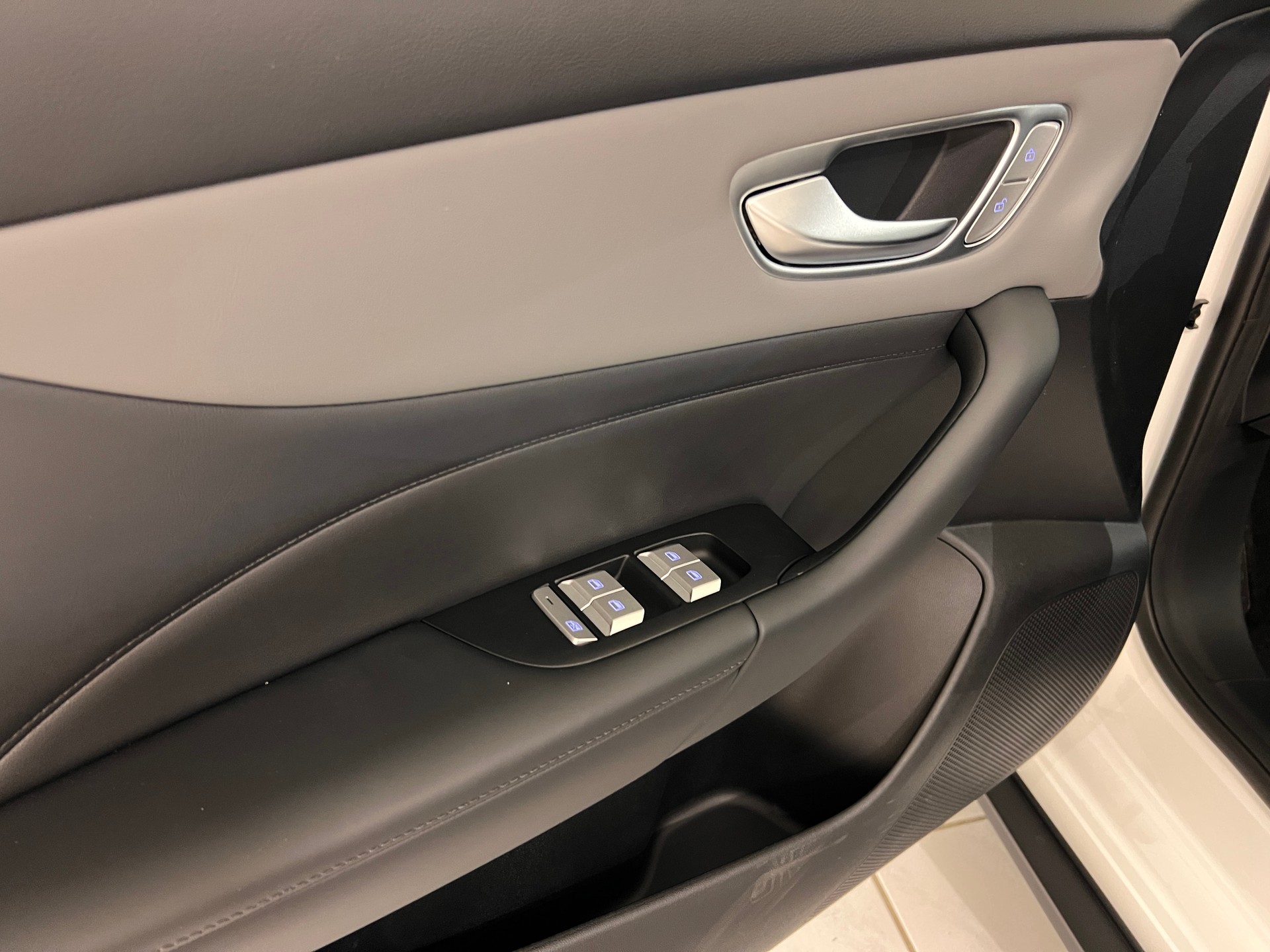 MG 4 EV 64kWh Premium Facelift-image-11