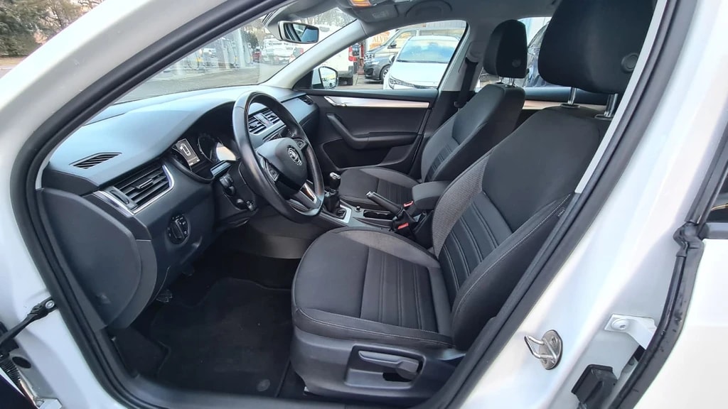 SKODA Octavia Combi 1.6 TDI Ambition 4x4 ** Gr-Navi ** Sitzheizung ** Abstandsregelsysteme ** Frisch Ab MFK & Service **-image-11