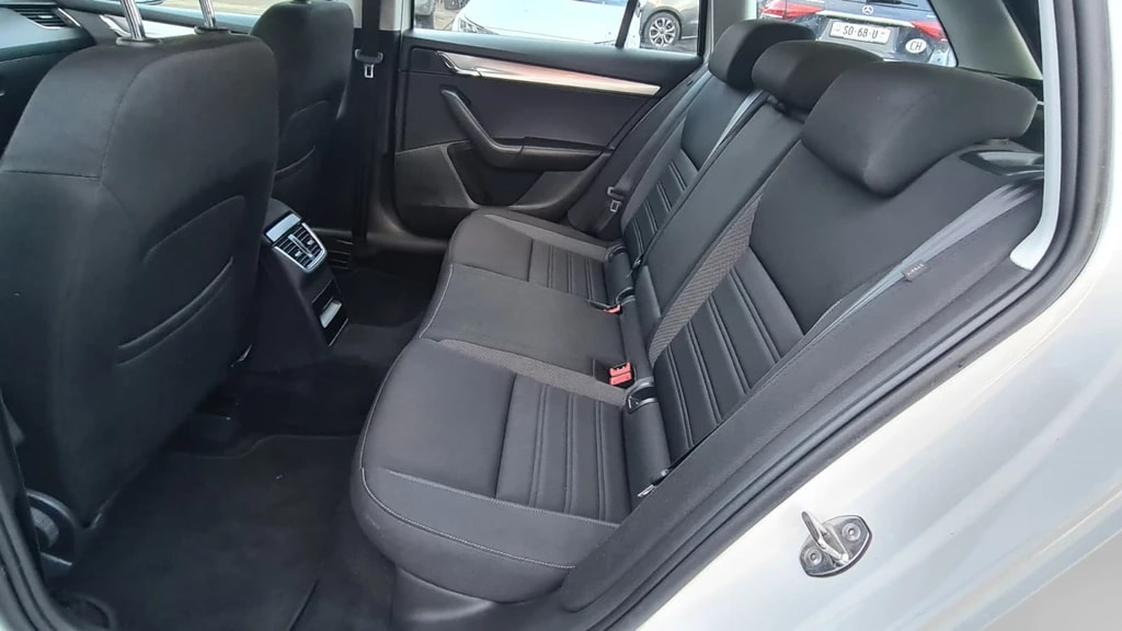 SKODA Octavia Combi 1.6 TDI Ambition 4x4 ** Gr-Navi ** Sitzheizung ** Abstandsregelsysteme ** Frisch Ab MFK & Service **-image-12