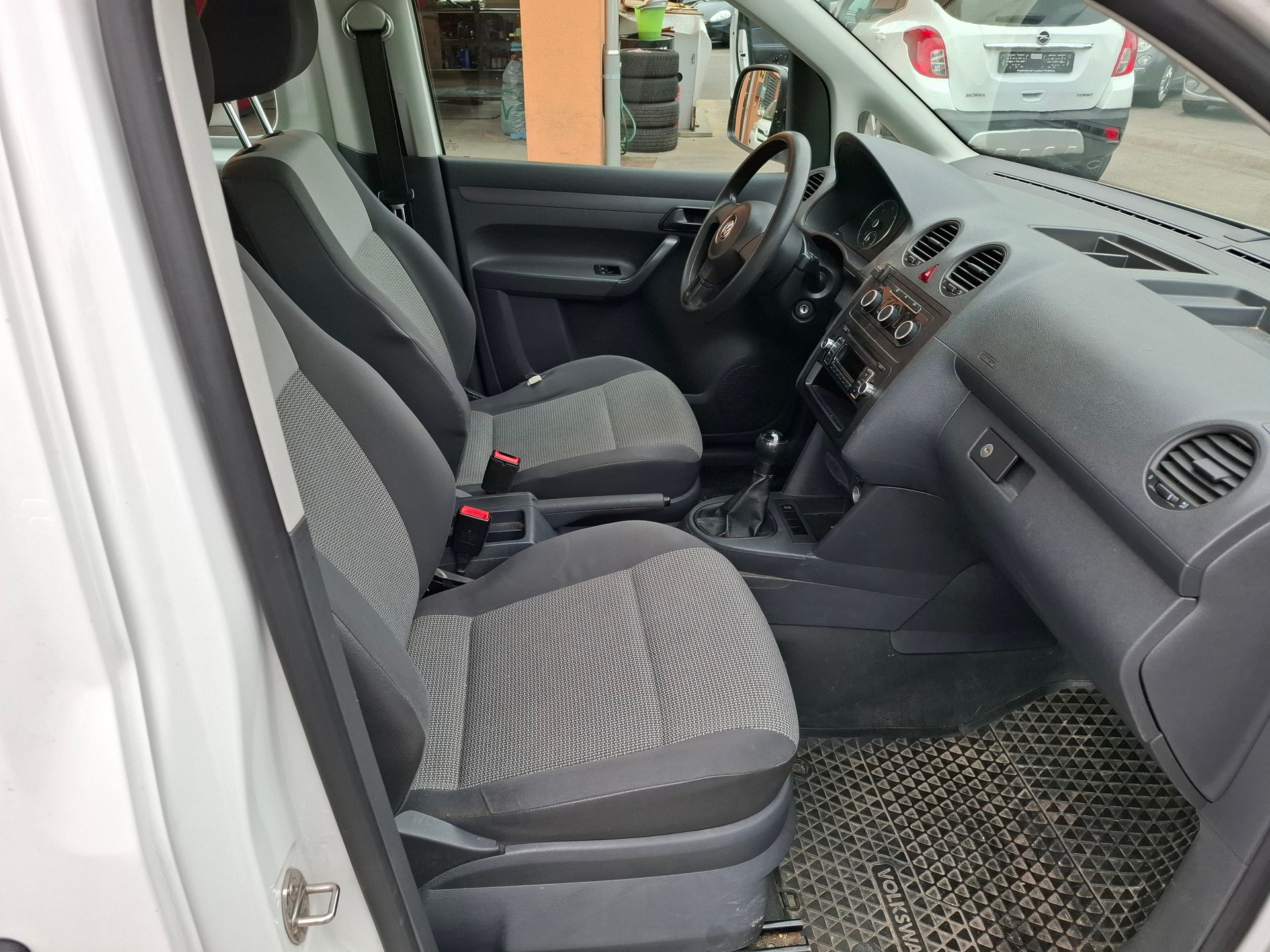 VW Caddy 1.6 TDI-image-7