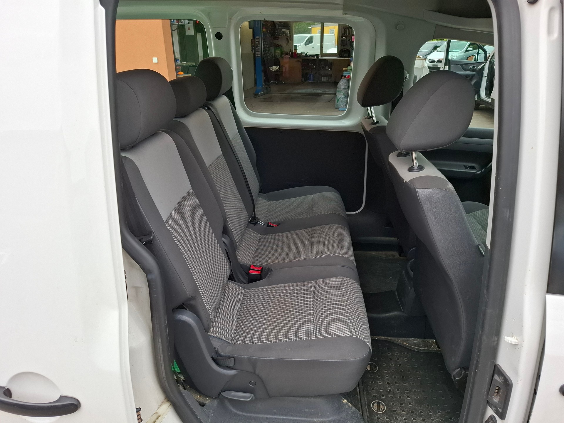 VW Caddy 1.6 TDI-image-8
