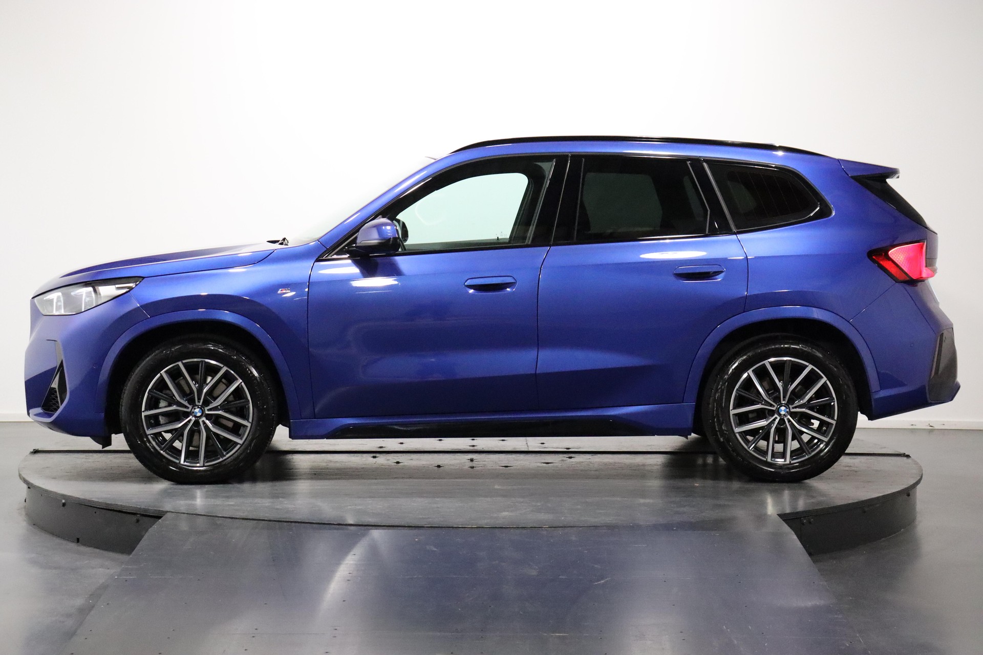 BMW X1 23i xDrive-image-1