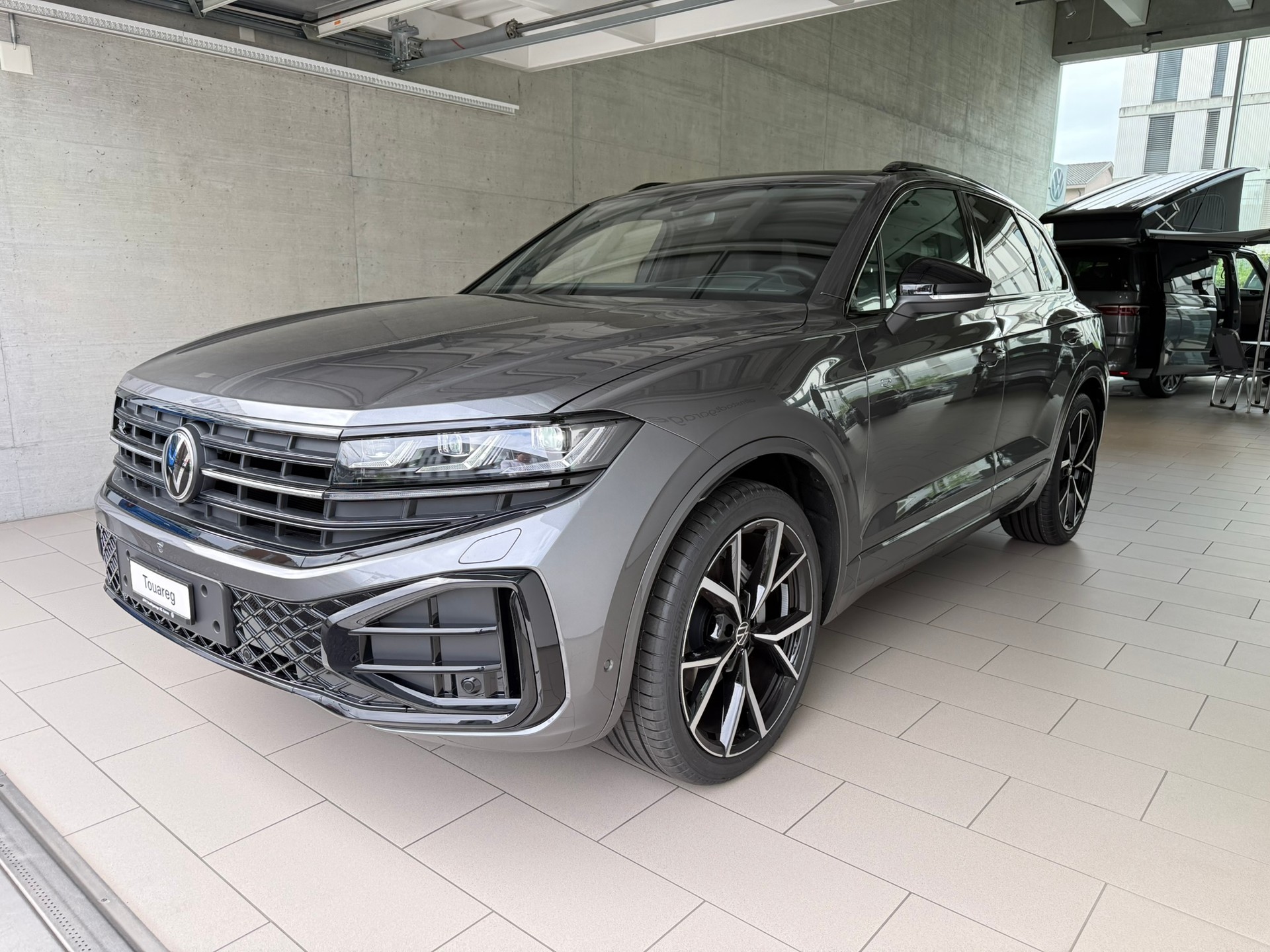 VW Touareg 3.0 TDI R-Line Final Edition Tiptronic-image-2