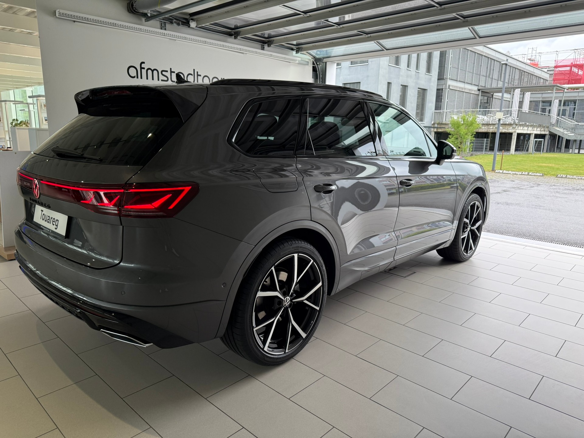 VW Touareg 3.0 TDI R-Line Final Edition Tiptronic-image-6