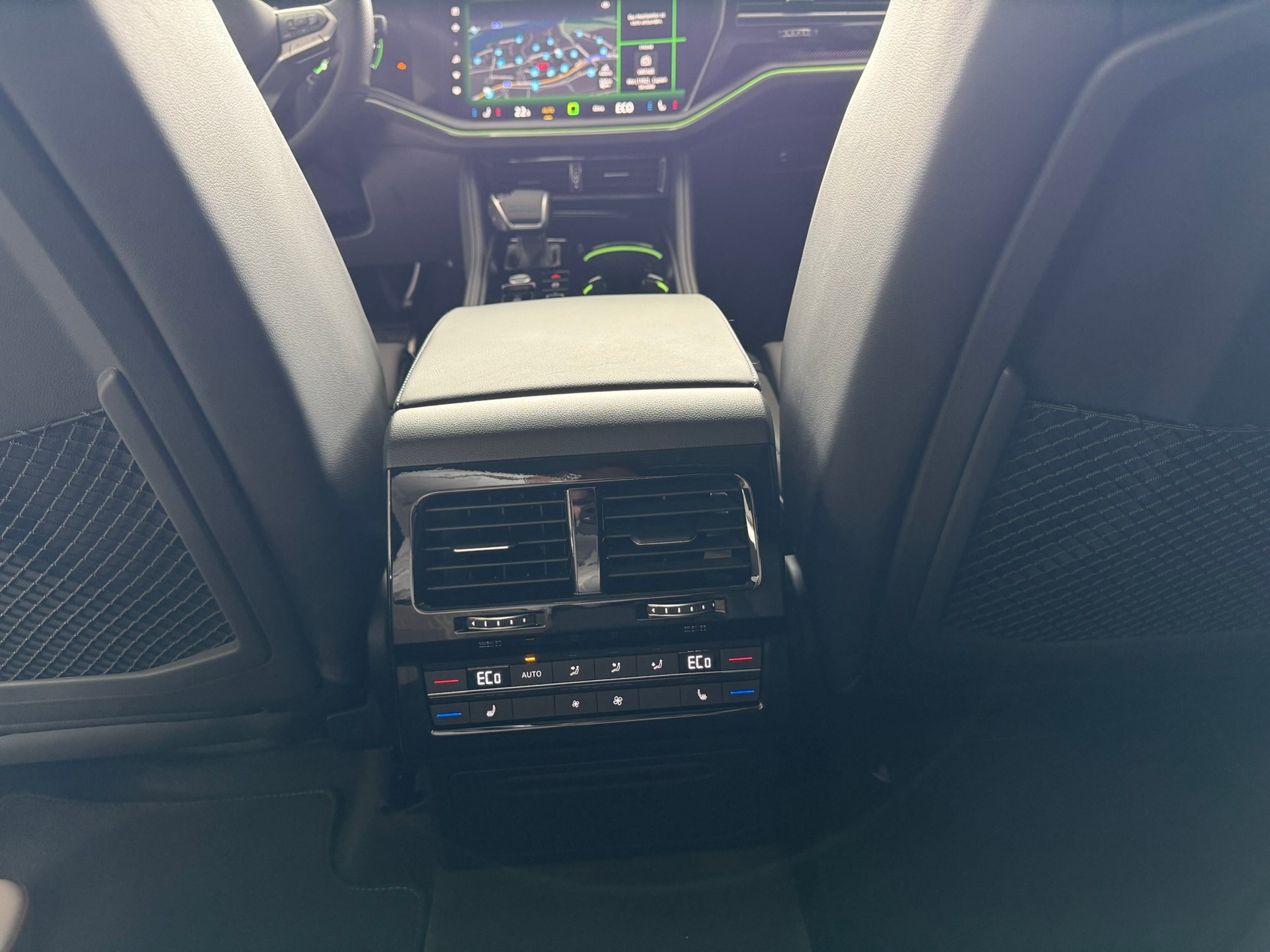 VW Touareg 3.0 TDI R-Line Final Edition Tiptronic-image-12