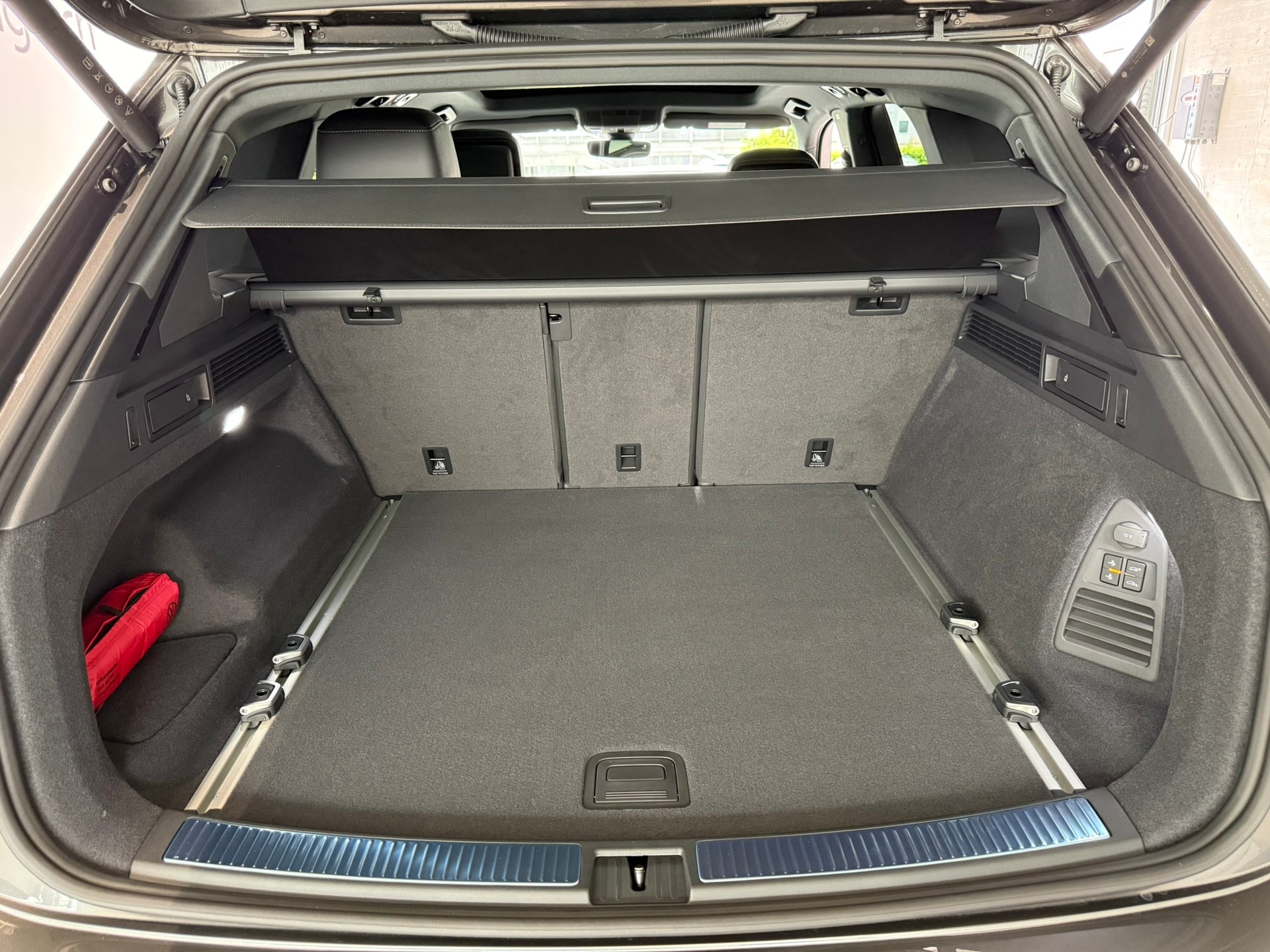 VW Touareg 3.0 TDI R-Line Final Edition Tiptronic-image-5