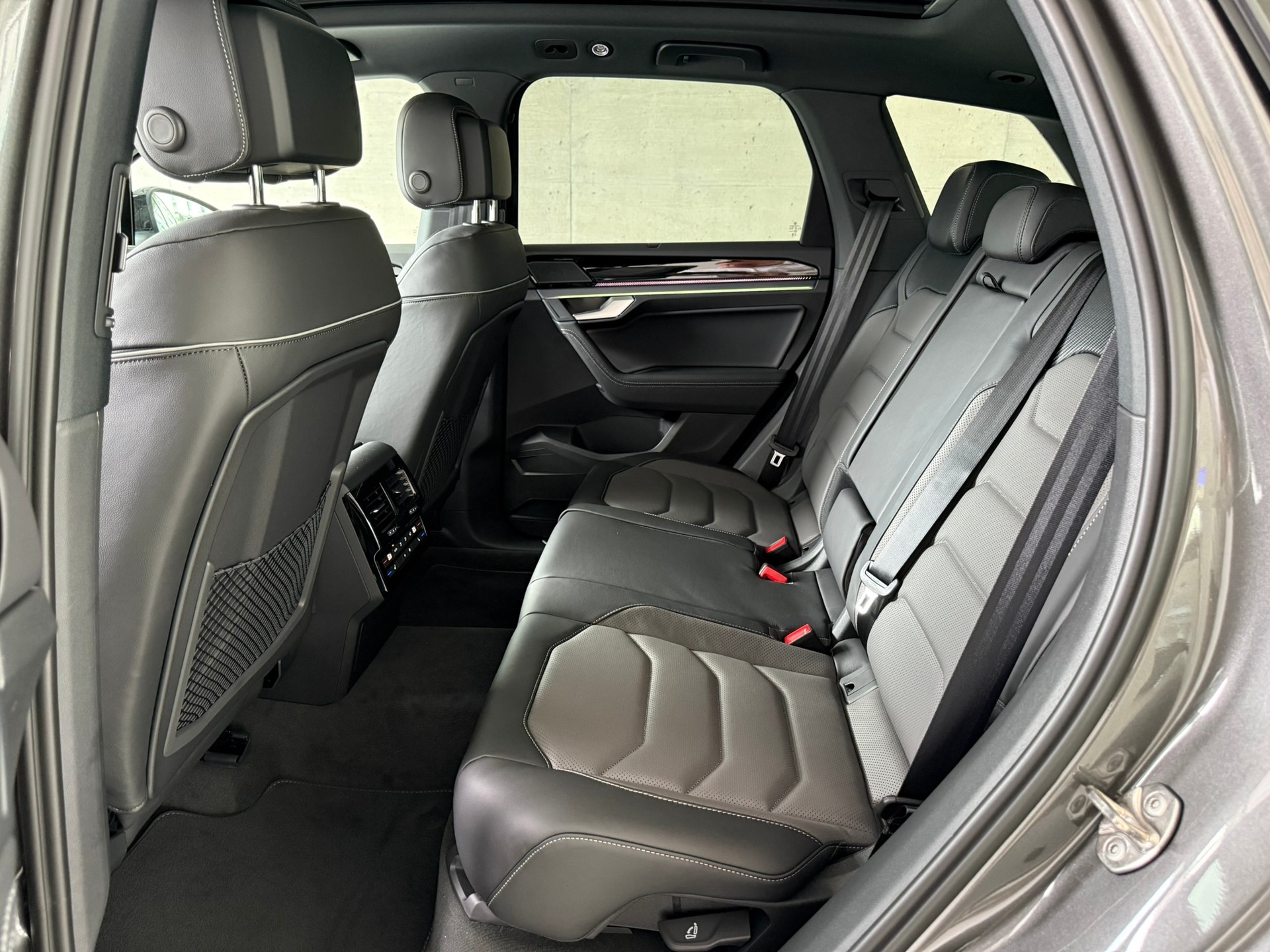 VW Touareg 3.0 TDI R-Line Final Edition Tiptronic-image-8
