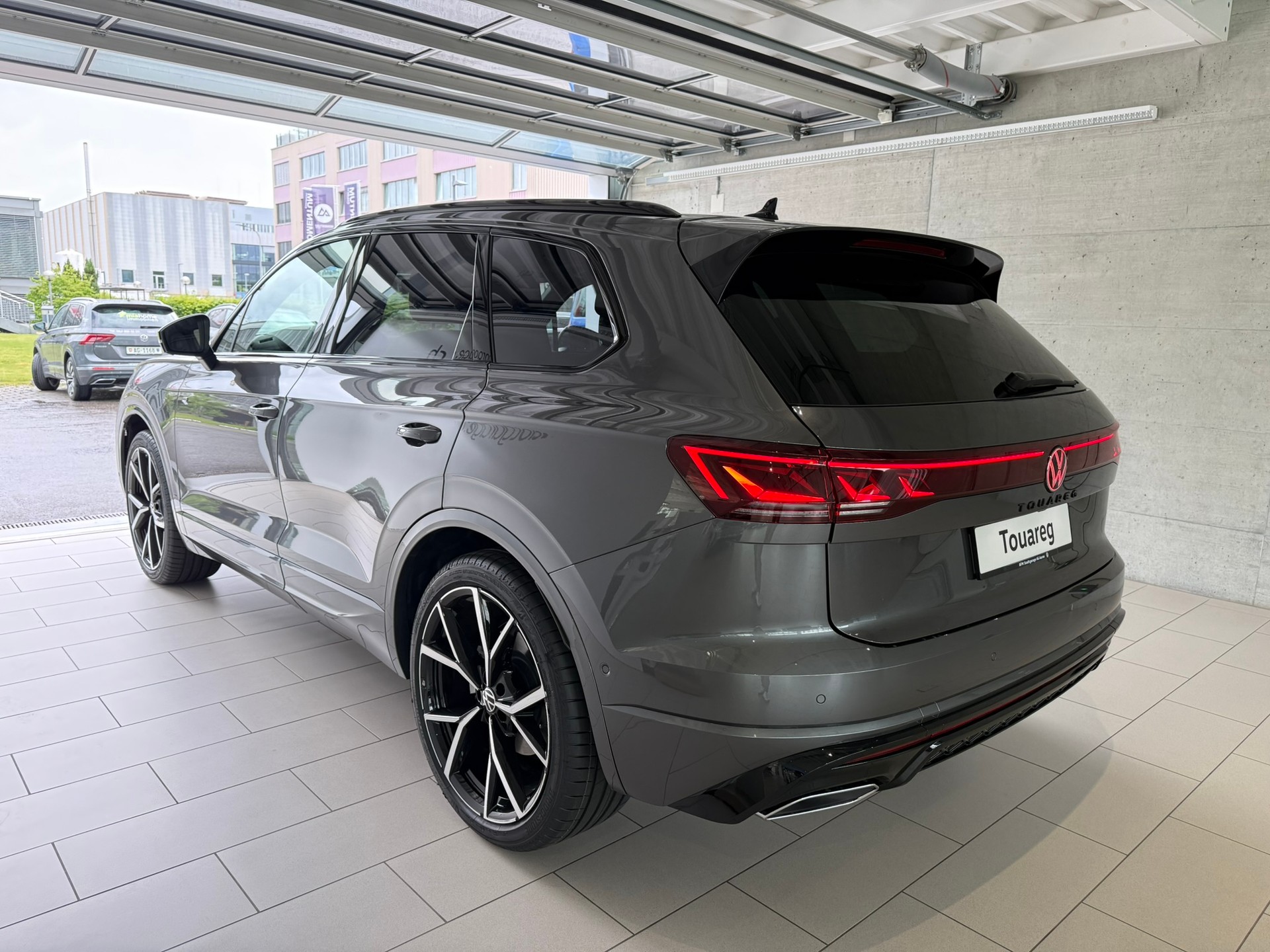 VW Touareg 3.0 TDI R-Line Final Edition Tiptronic-image-3
