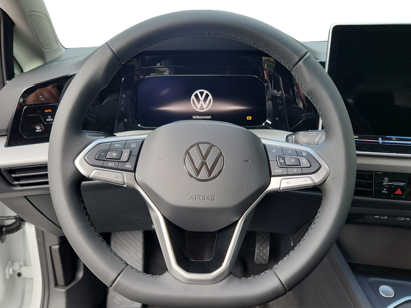 VW Golf 1.5 TSI Basis-image-9