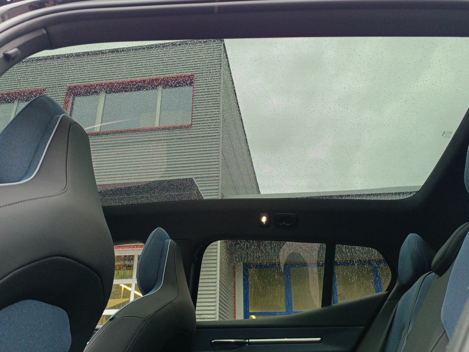 VOLVO EX30 E60 Twin Ultra Performance Sw. Black Ed. AWD-image-15