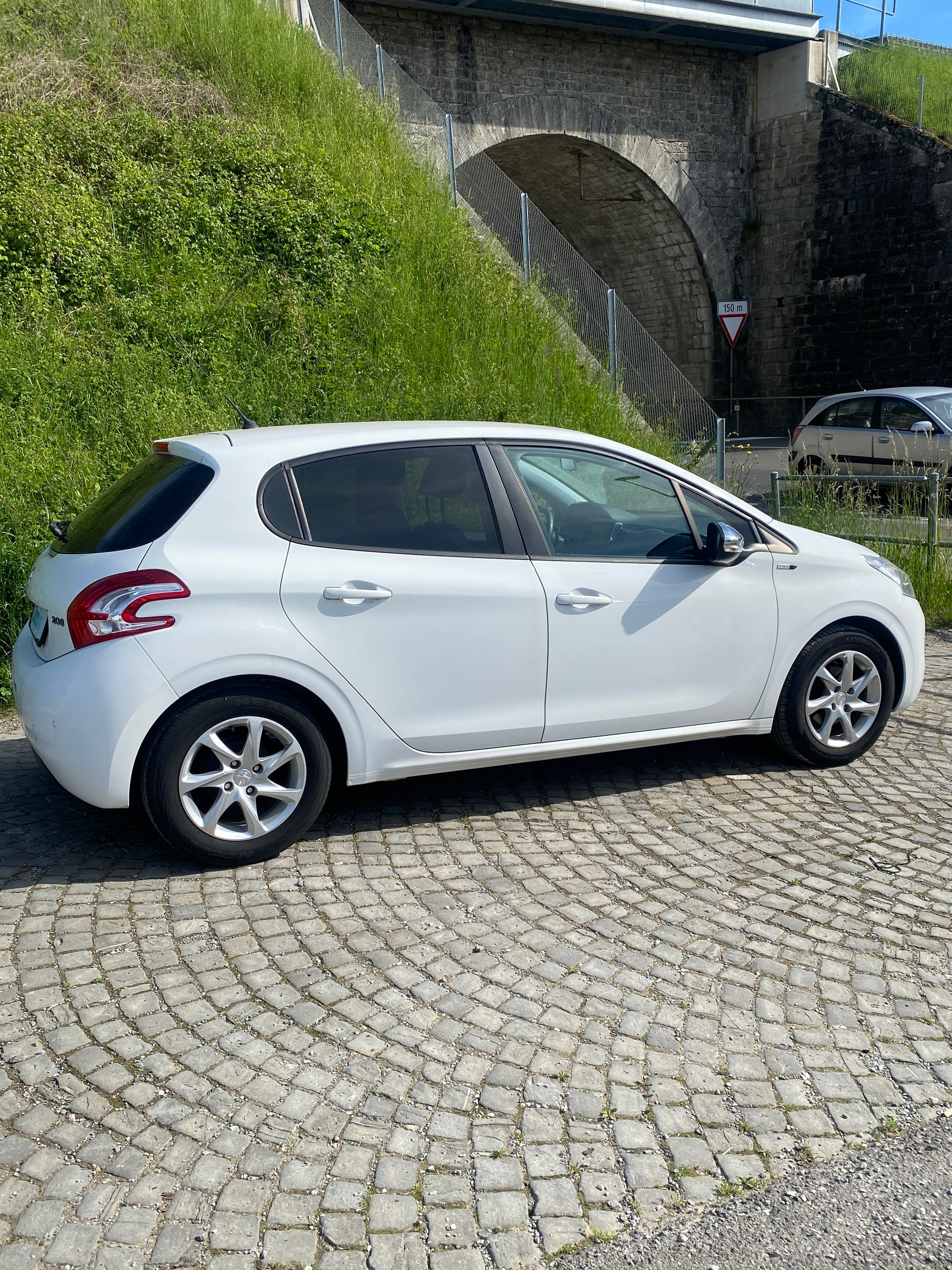 PEUGEOT 208 1.2 VTI Active-image-8