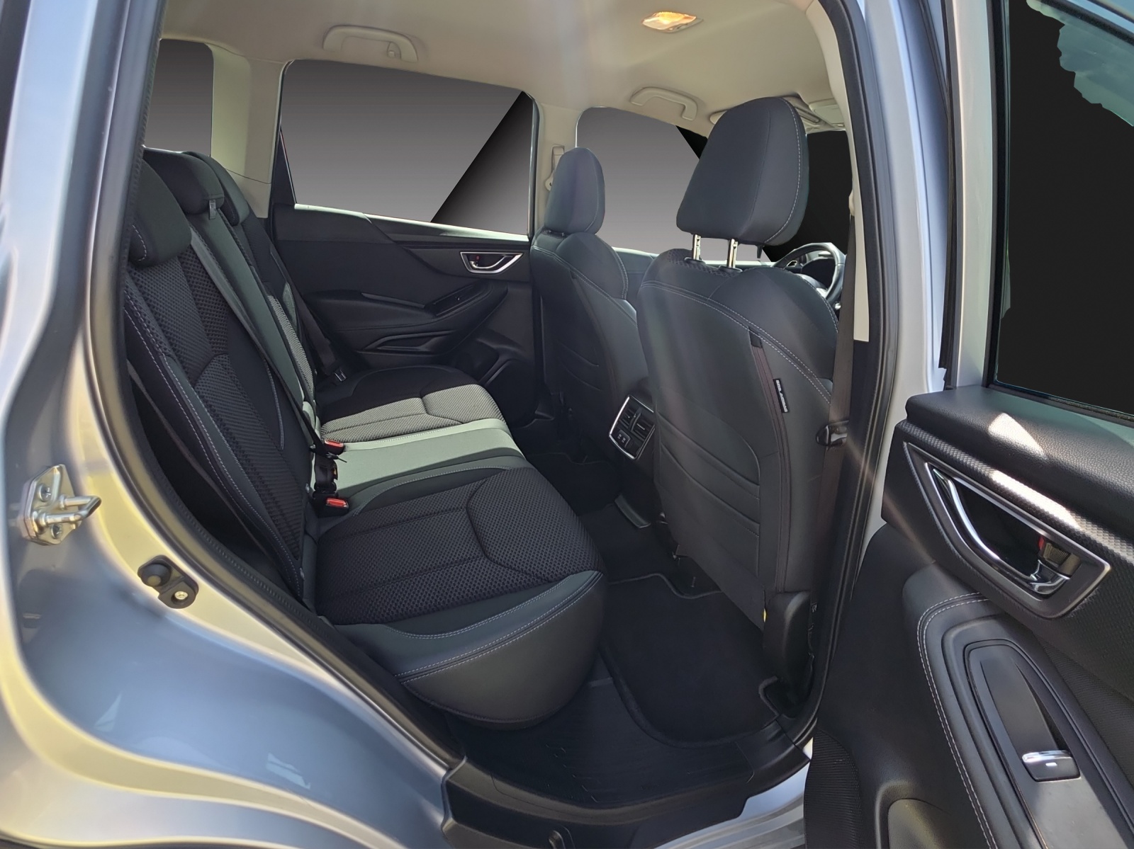 SUBARU Forester 2.0i e-Boxer Swiss Plus Lineartronic-image-17