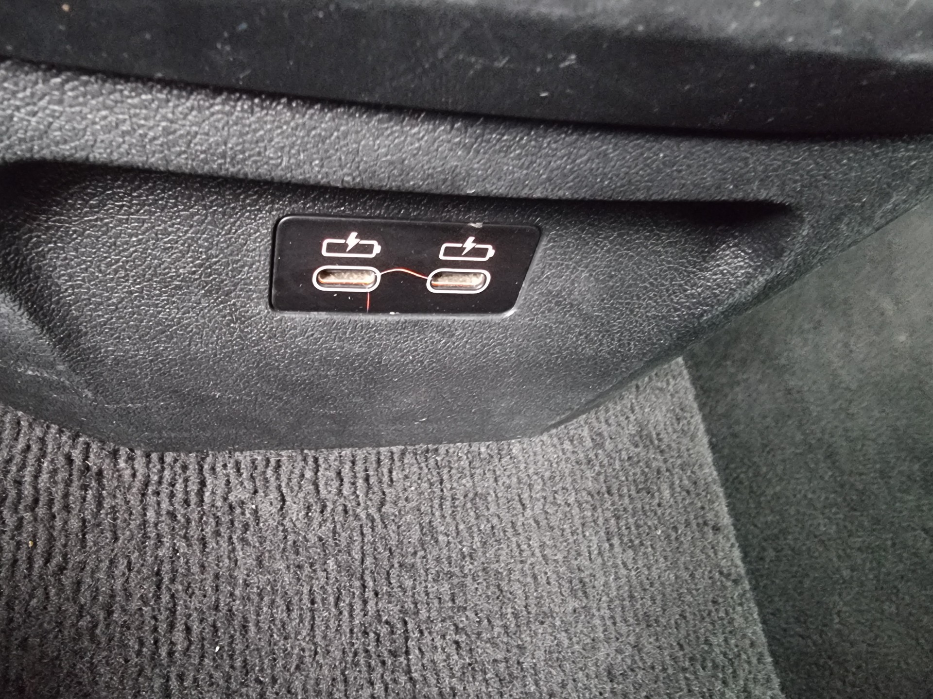 BMW 118i Essential Edition Steptronic-image-11