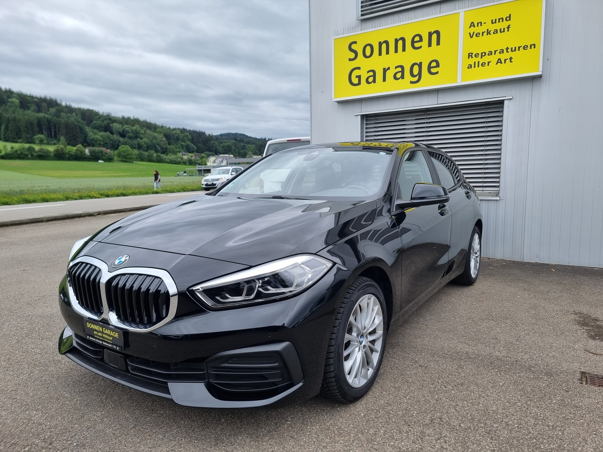 BMW 118i Essential Edition Steptronic-image-0