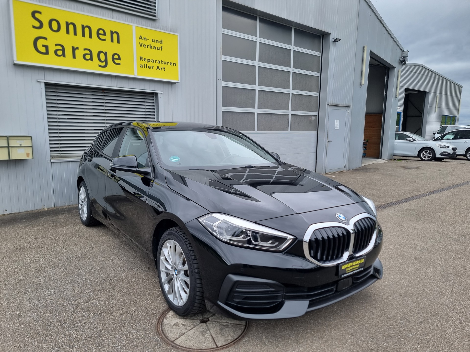 BMW 118i Essential Edition Steptronic-image-2