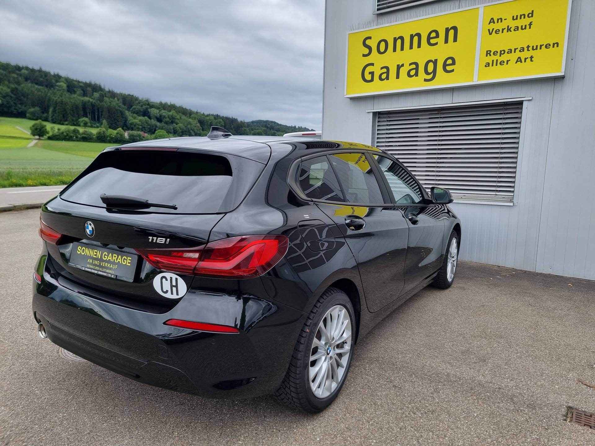 BMW 118i Essential Edition Steptronic-image-13