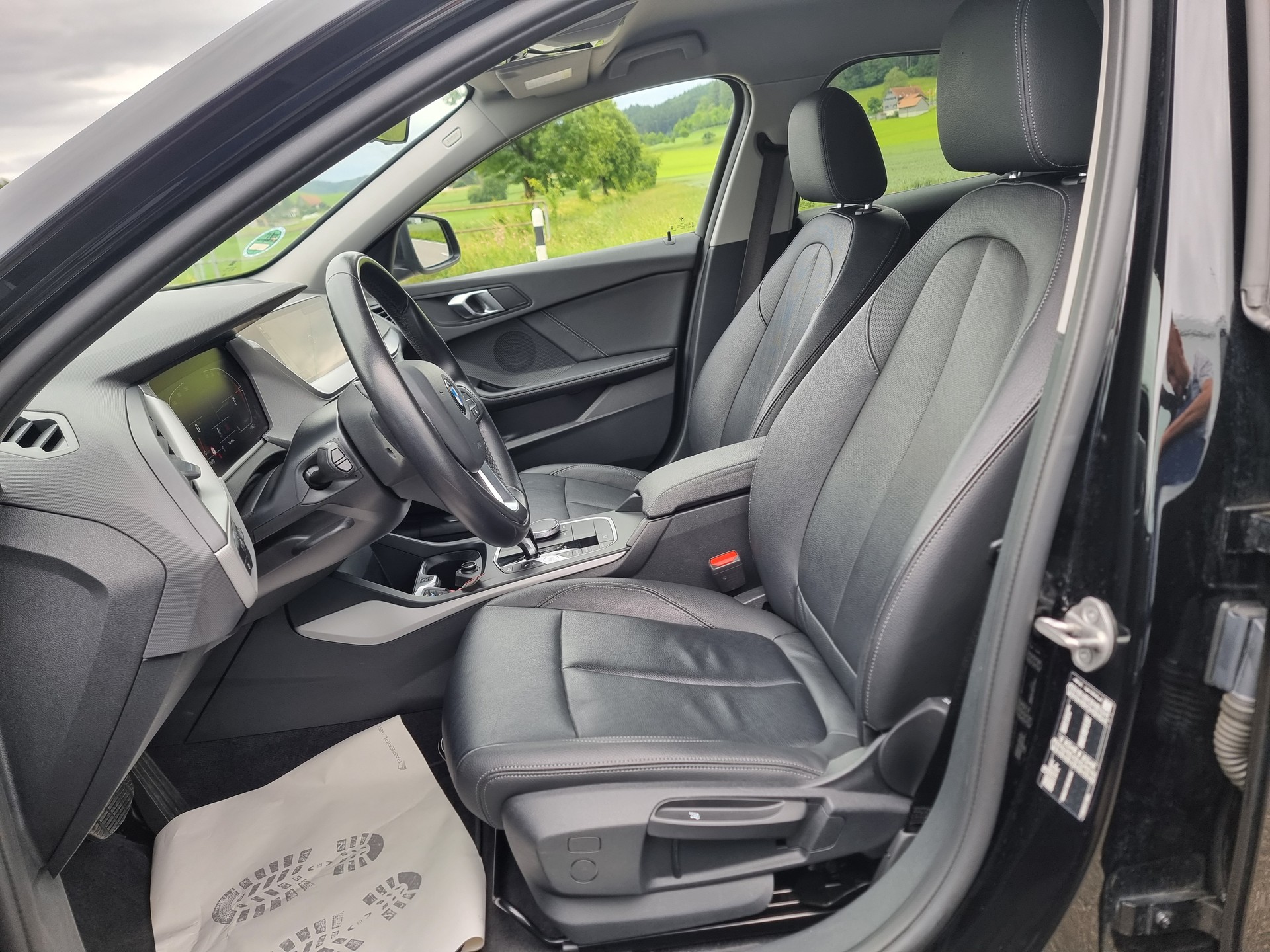BMW 118i Essential Edition Steptronic-image-8