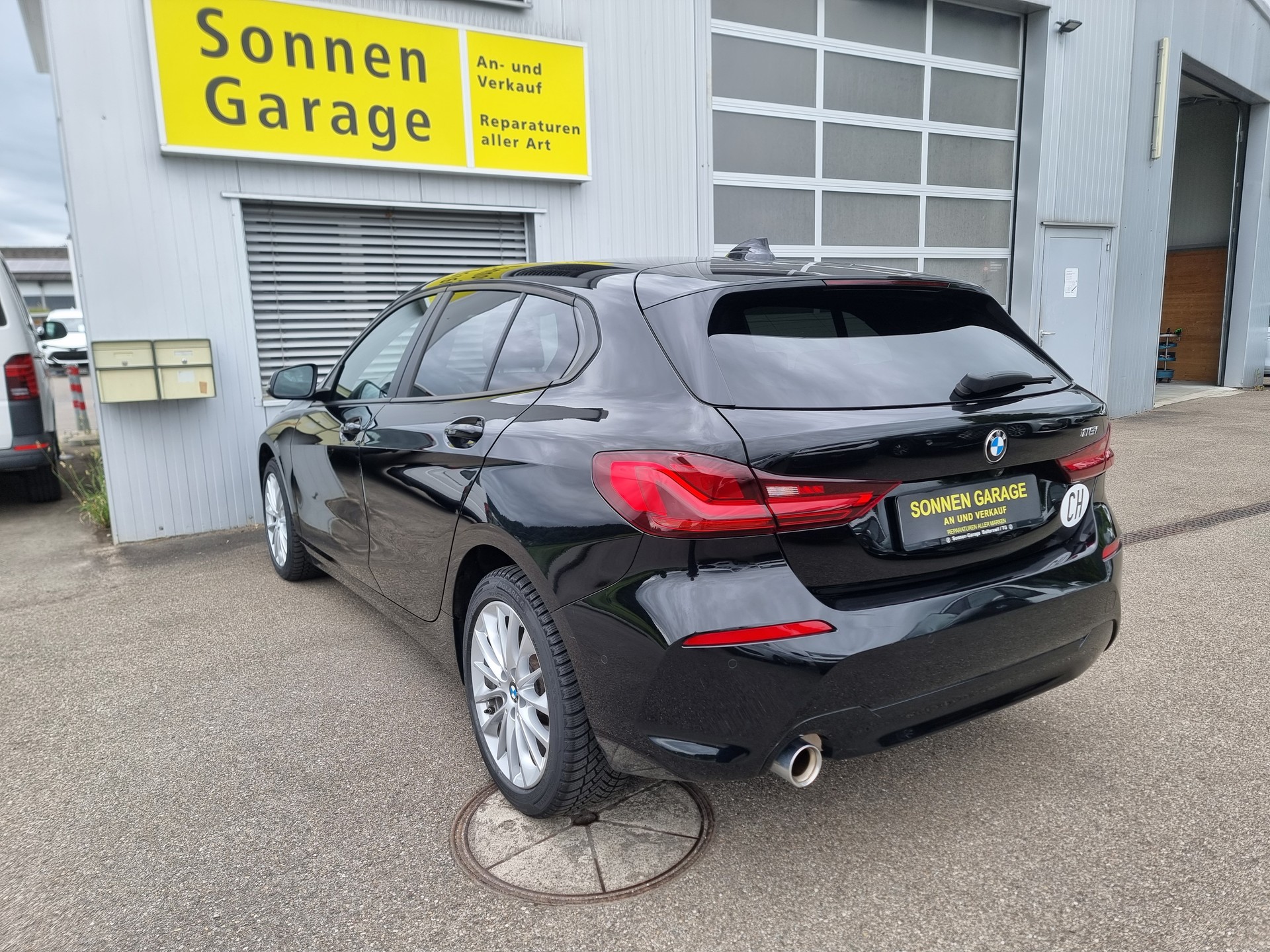 BMW 118i Essential Edition Steptronic-image-12