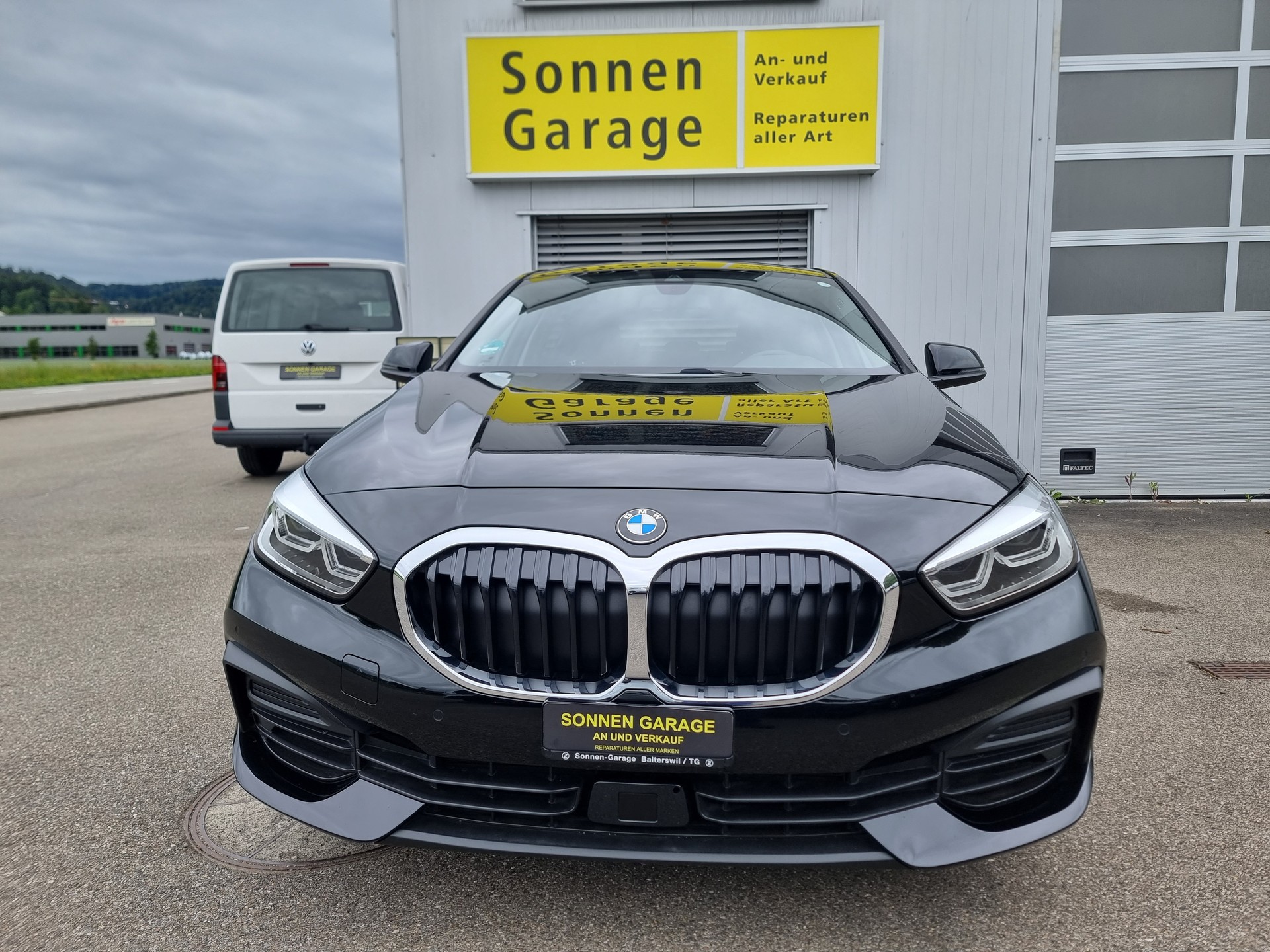 BMW 118i Essential Edition Steptronic-image-1