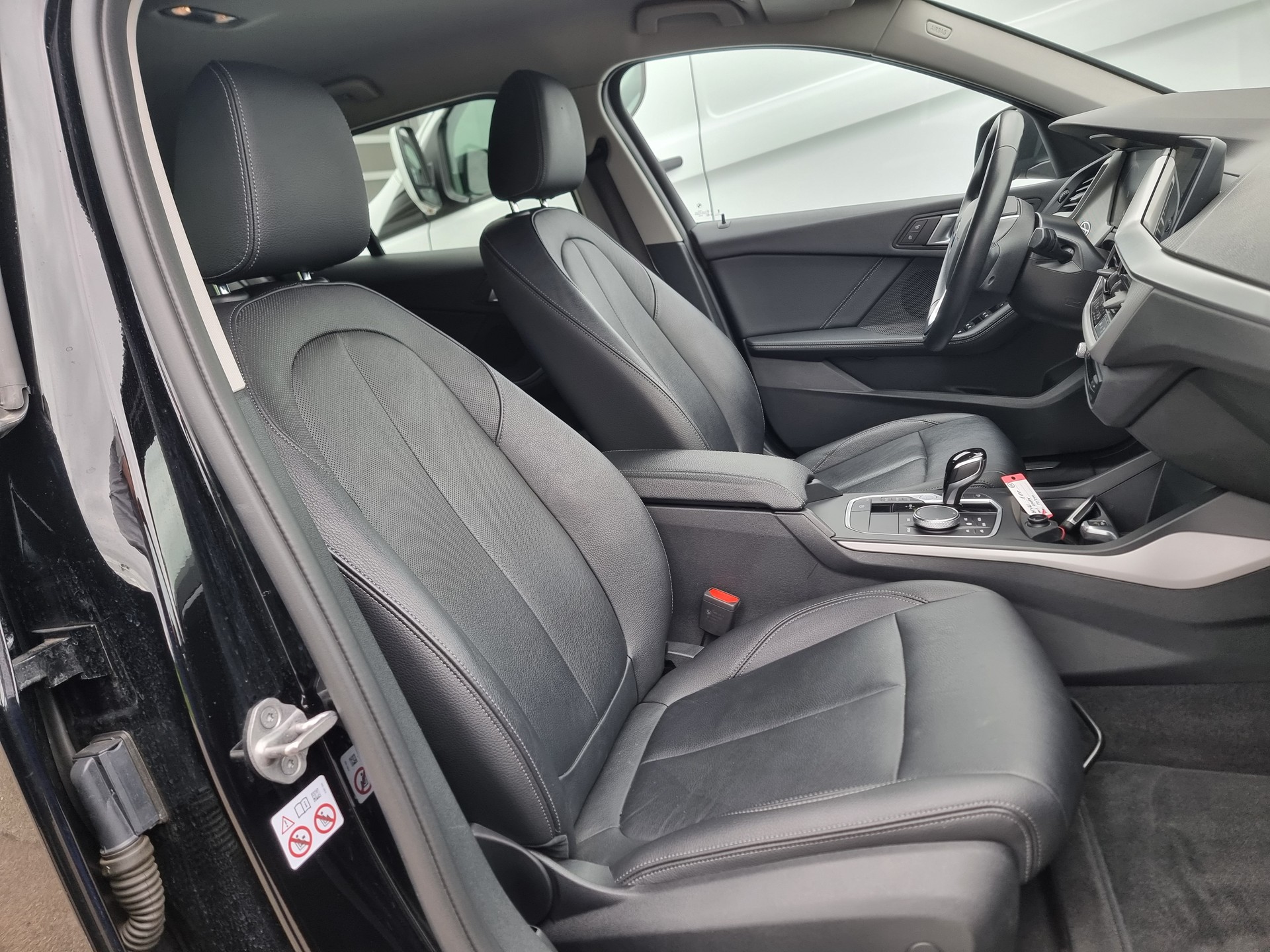 BMW 118i Essential Edition Steptronic-image-10