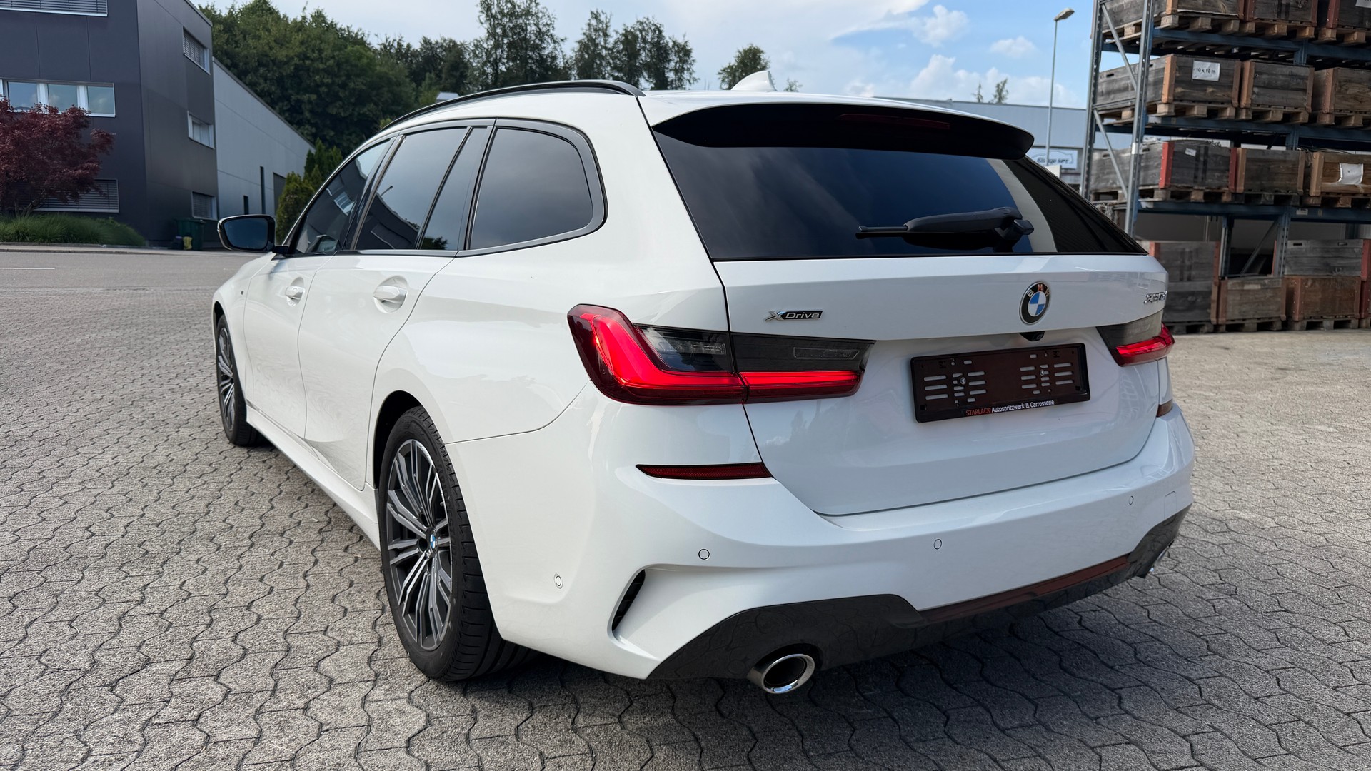 BMW 320d xDrive Touring M Sport Steptronic-image-2