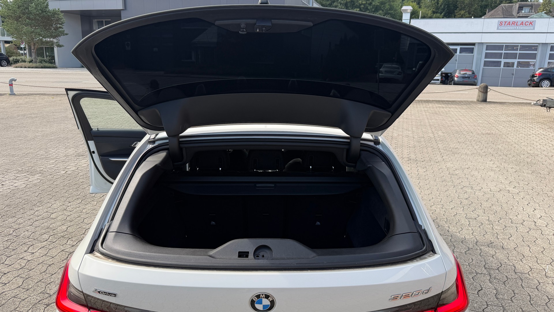BMW 320d xDrive Touring M Sport Steptronic-image-15