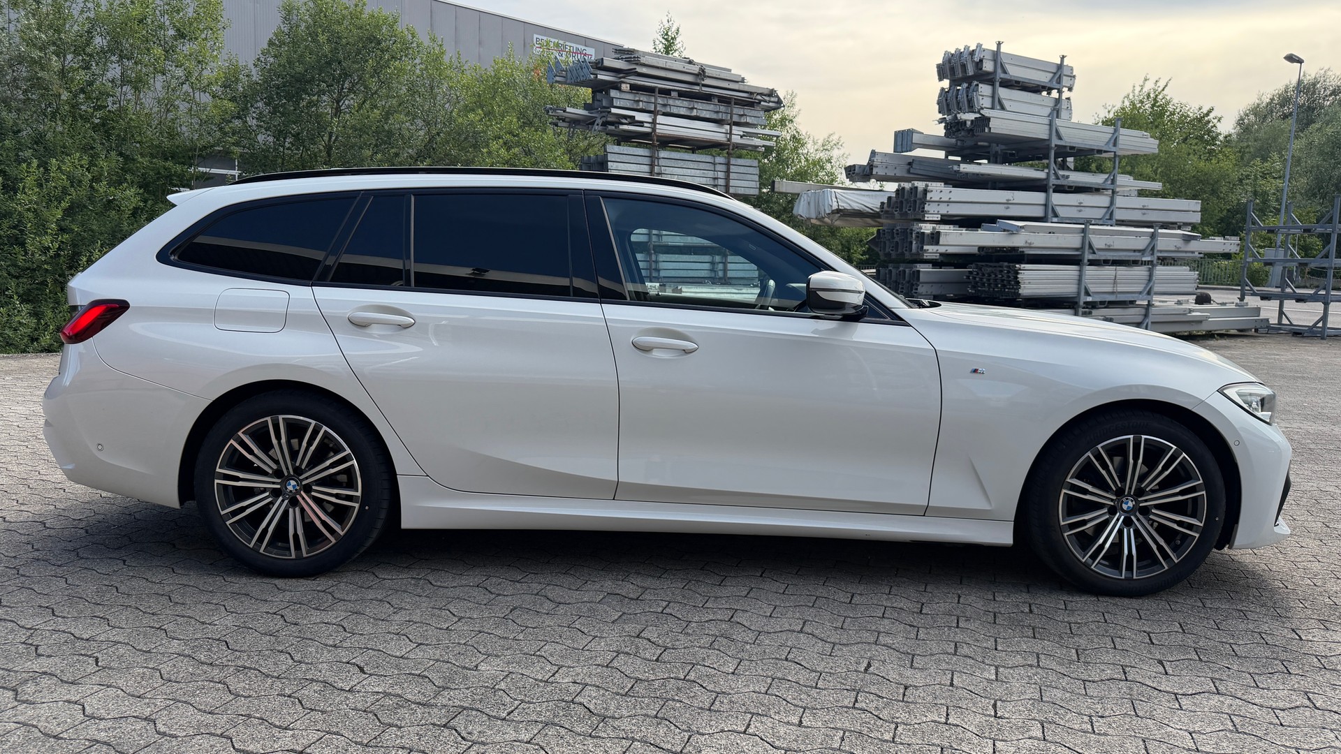 BMW 320d xDrive Touring M Sport Steptronic-image-4
