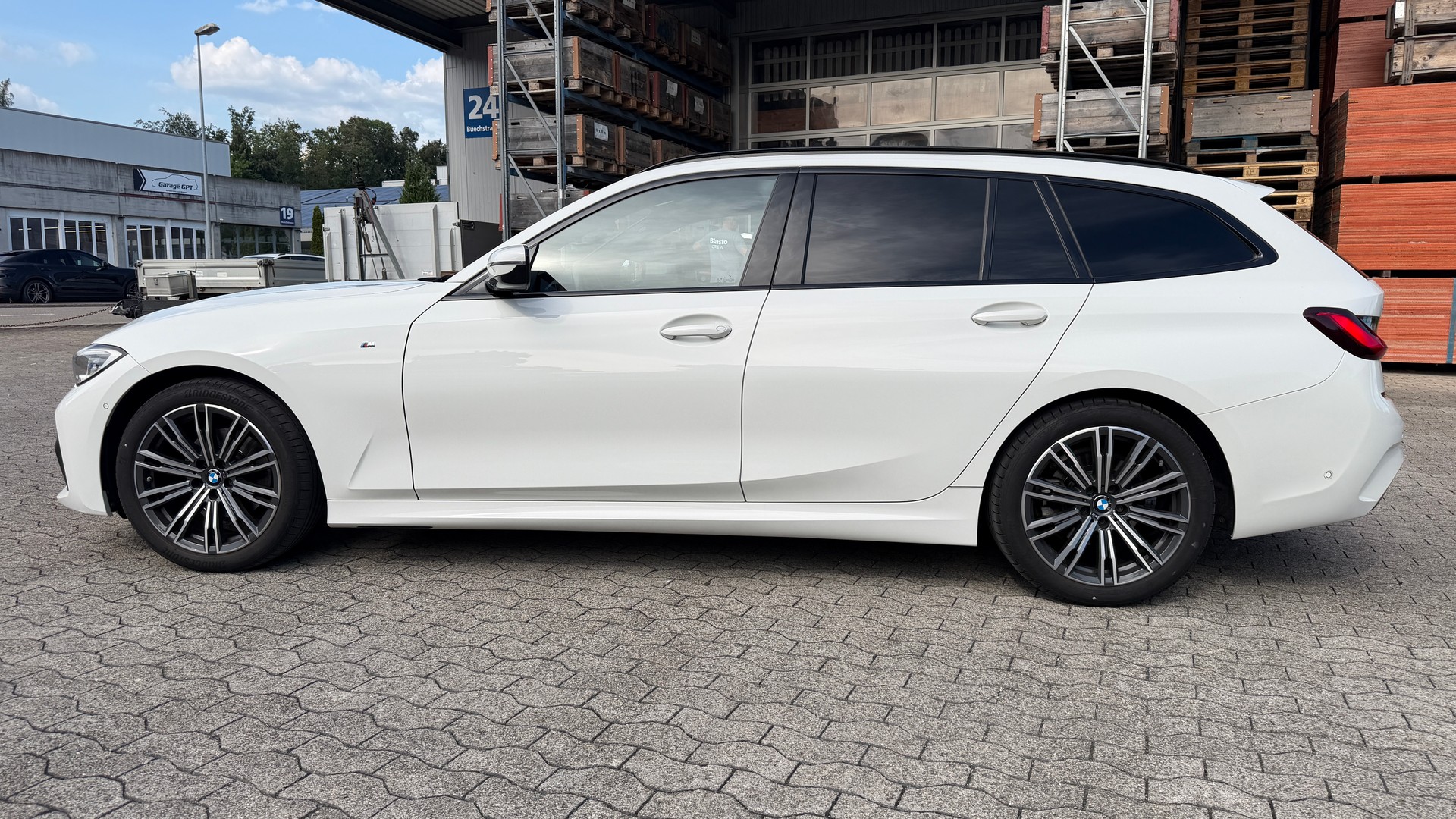 BMW 320d xDrive Touring M Sport Steptronic-image-1