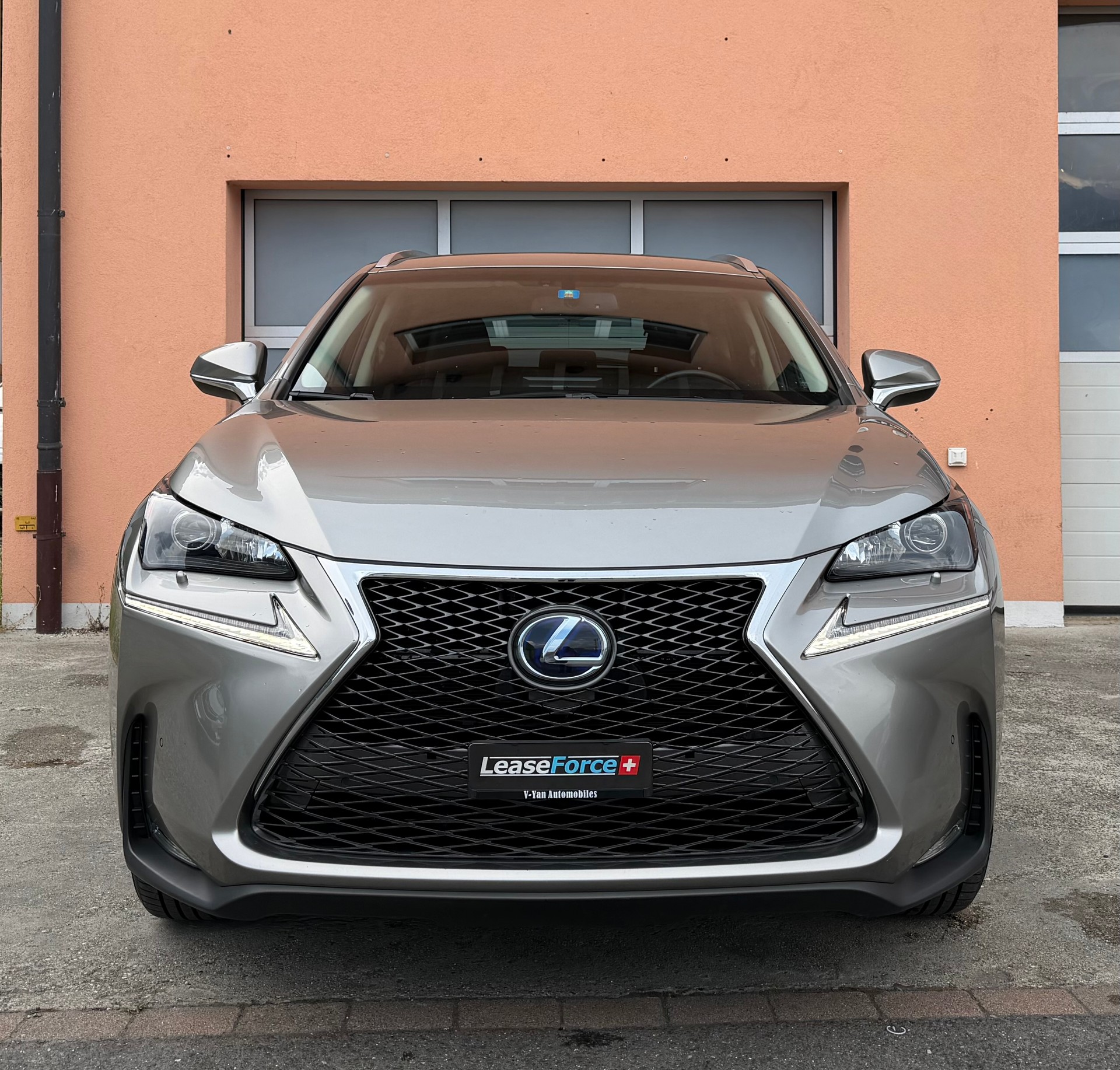 LEXUS NX 300h impression E-Four Automatic-image-4