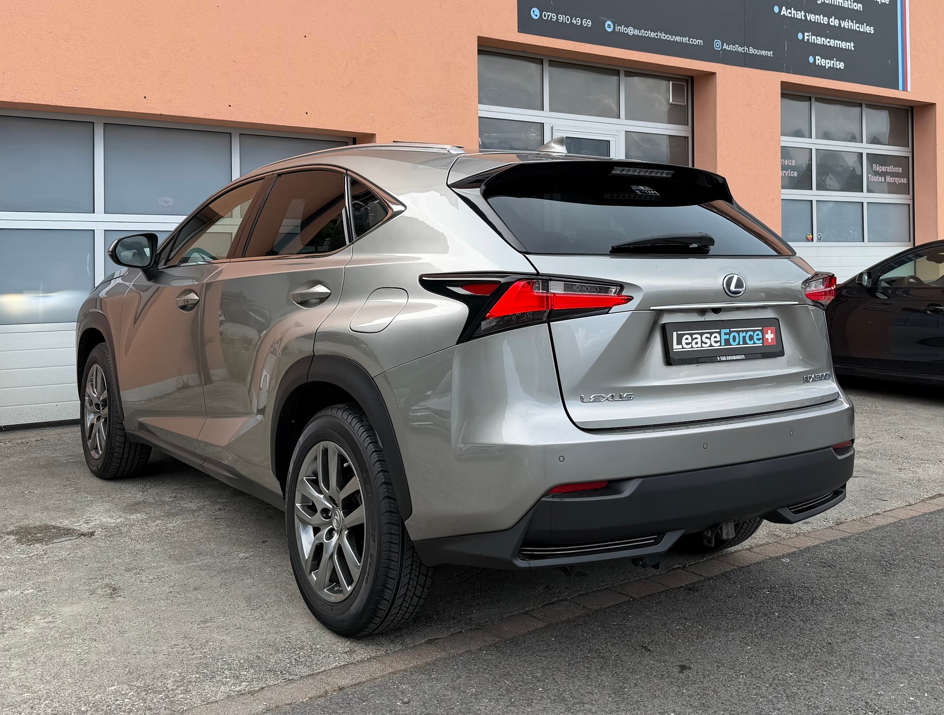 LEXUS NX 300h impression E-Four Automatic-image-2