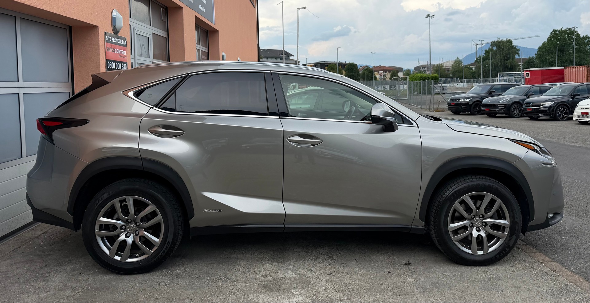 LEXUS NX 300h impression E-Four Automatic-image-7