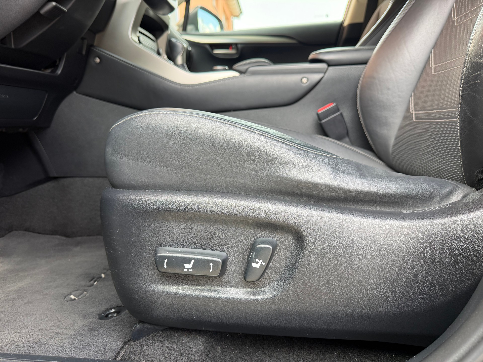 LEXUS NX 300h impression E-Four Automatic-image-14