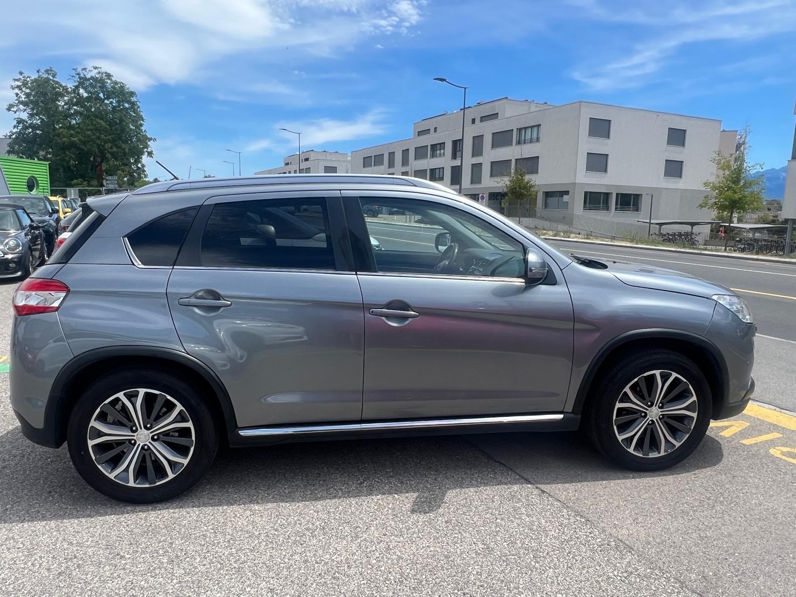 PEUGEOT 4008 1.8 HDi Allure 4WD-image-4