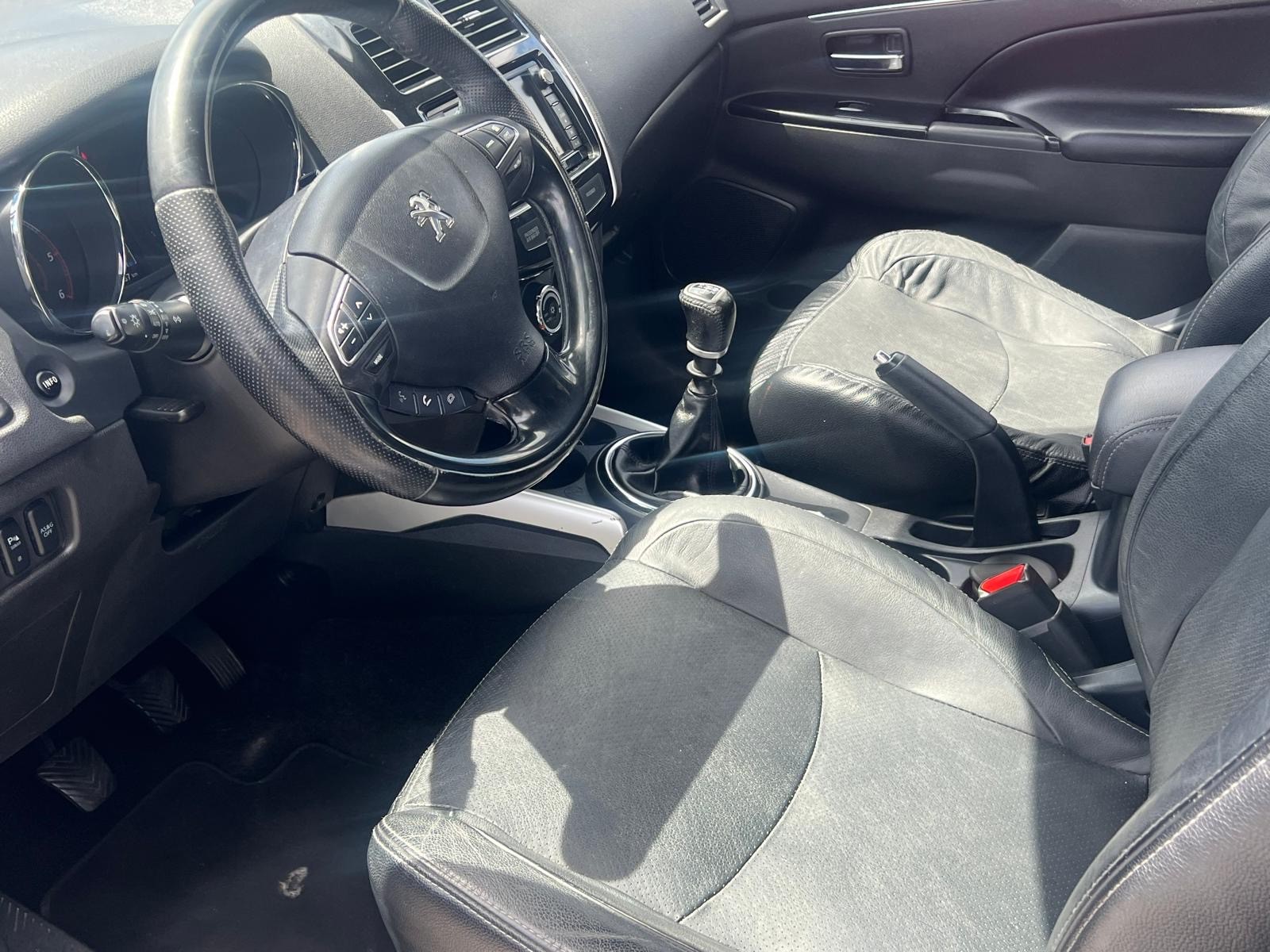 PEUGEOT 4008 1.8 HDi Allure 4WD-image-9
