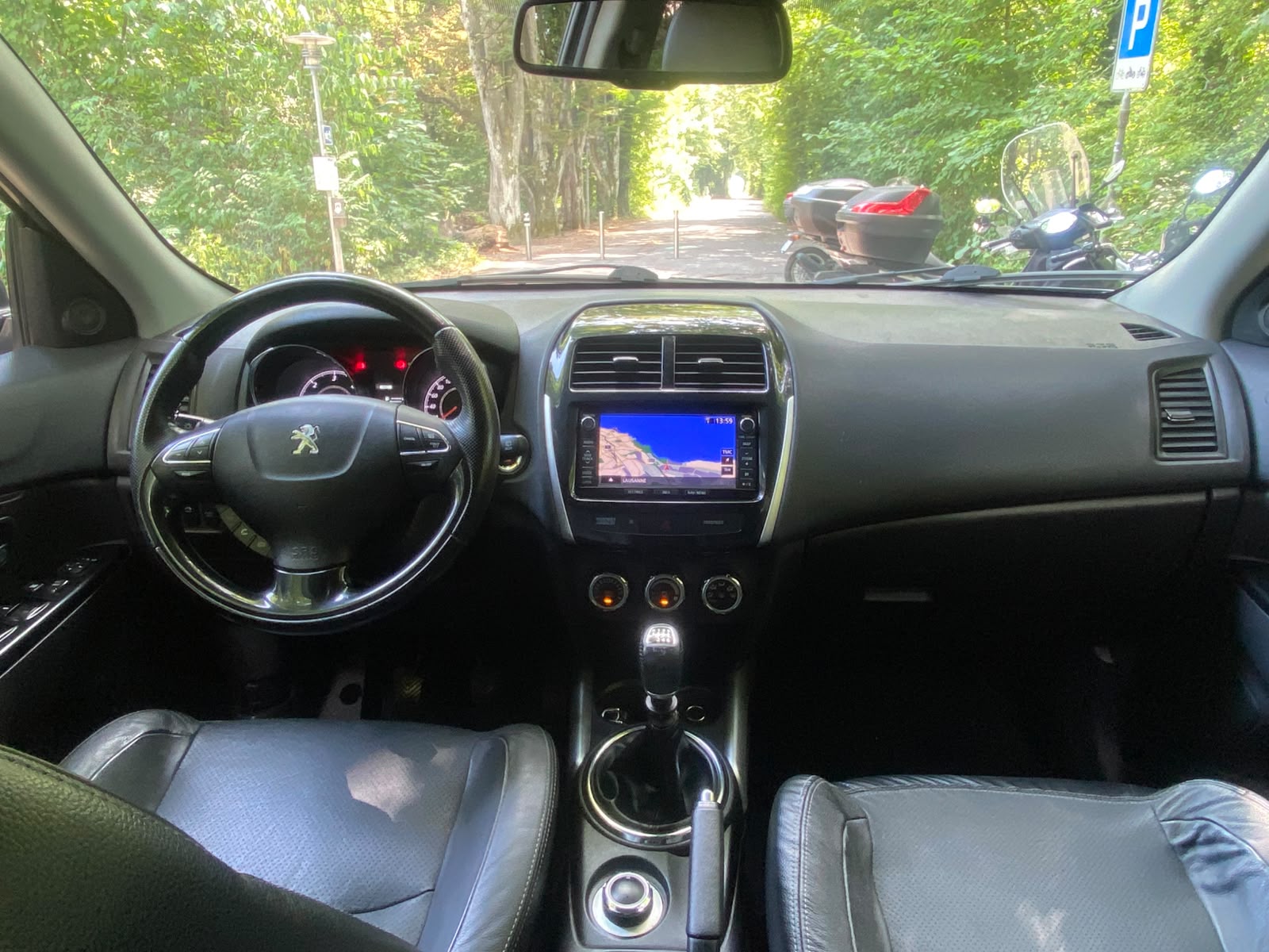 PEUGEOT 4008 1.8 HDi Allure 4WD-image-9