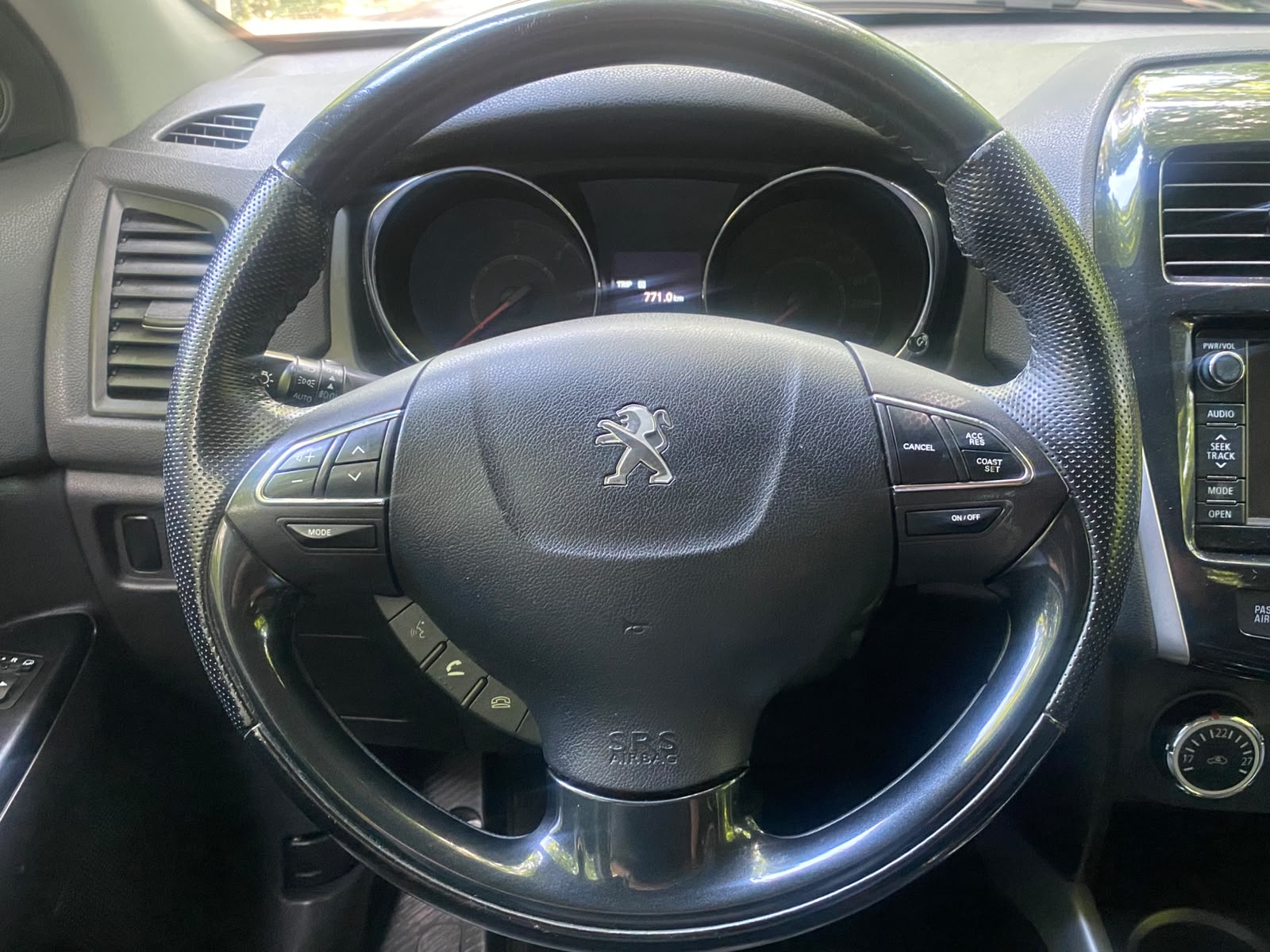 PEUGEOT 4008 1.8 HDi Allure 4WD-image-11