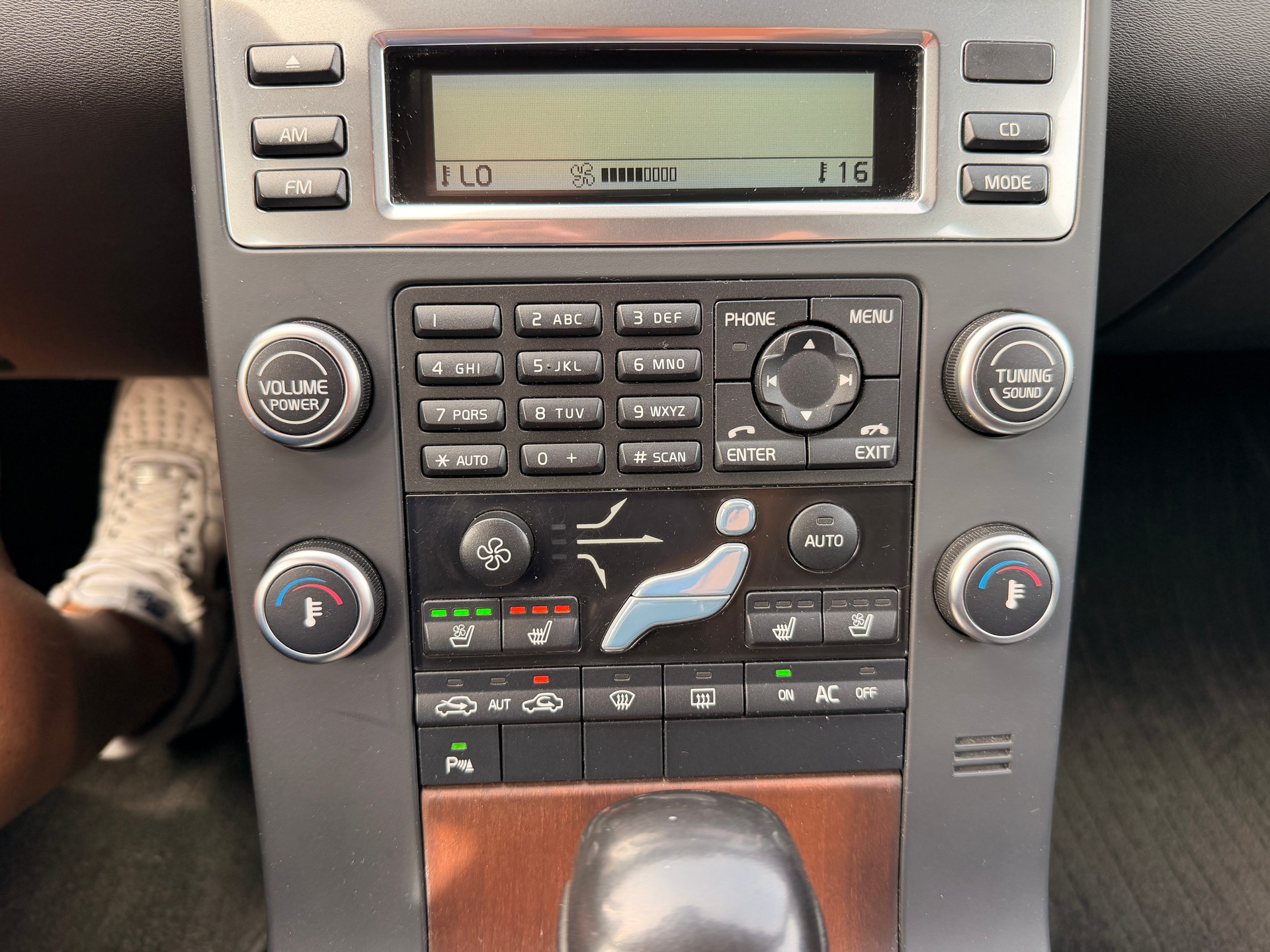 VOLVO V70 D5 AWD Momentum Geartronic-image-9