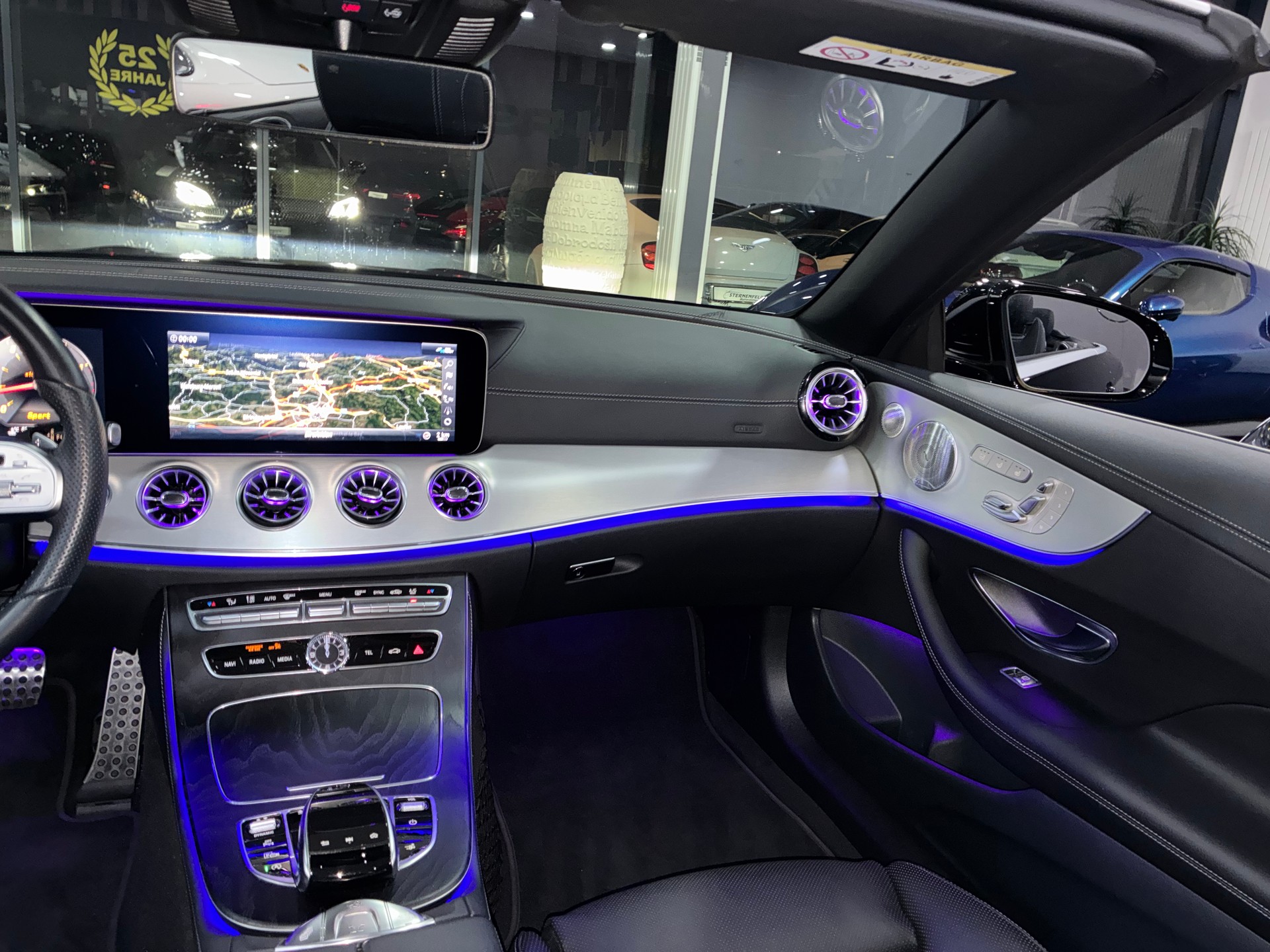 MERCEDES-BENZ E 200 Cabriolet AMG Line 4 Matic 9G-Tronic-image-10