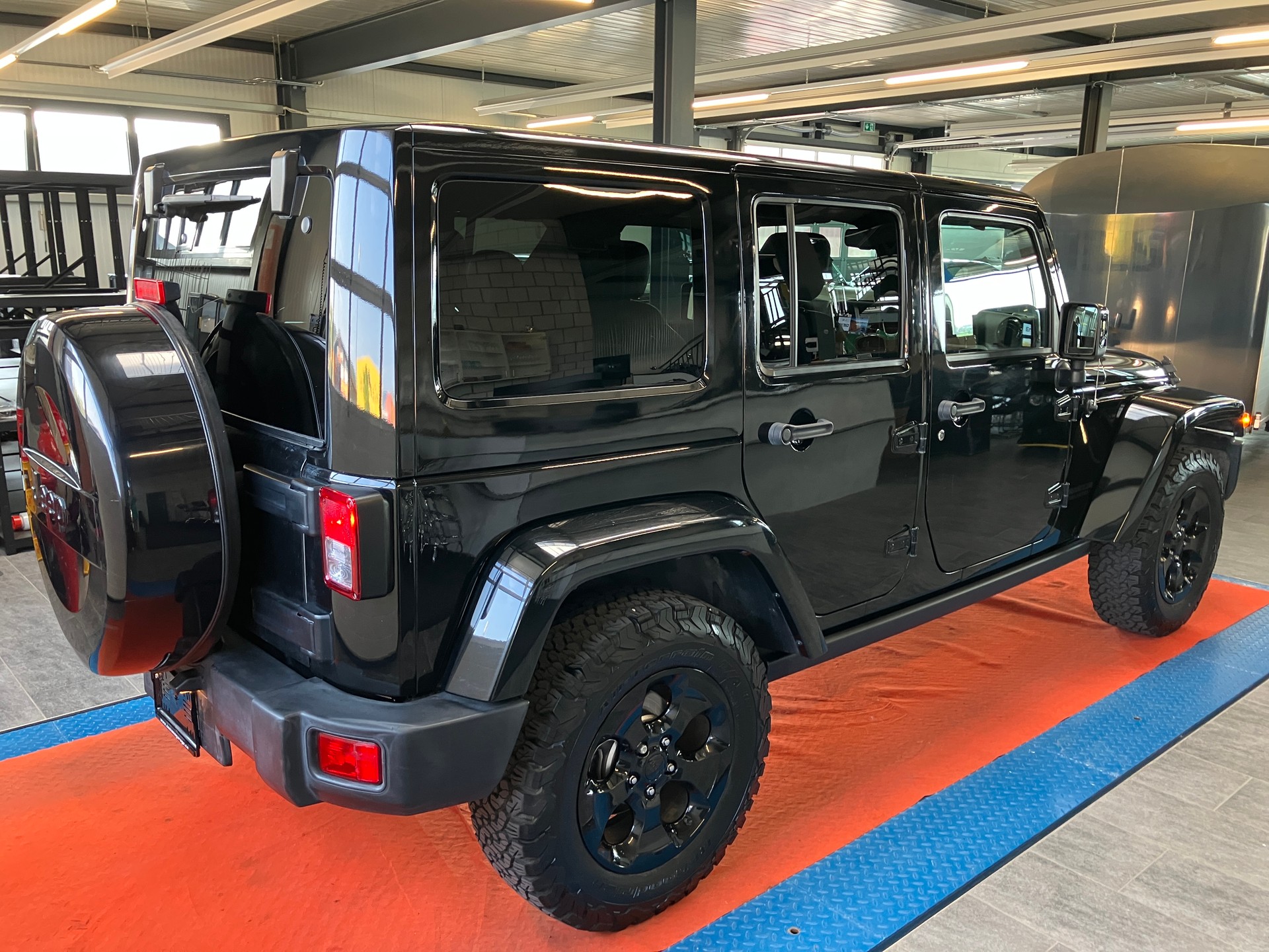 JEEP Wrangler 2.8CRD Unlimited Black Edition II Aut.-image-2