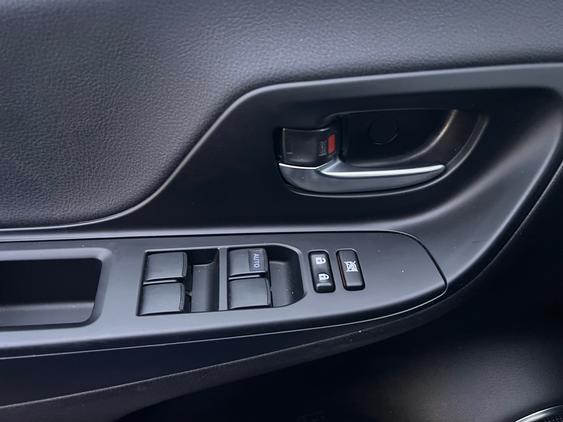 TOYOTA Yaris 1.5 VVT-i Hybrid Trend e-CVT-image-12