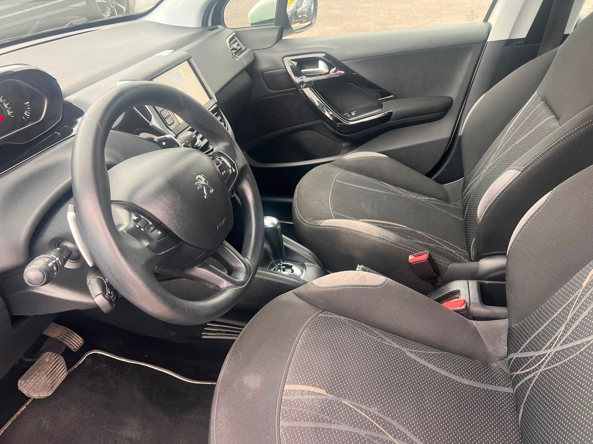 PEUGEOT 208 1.4 e-HDi Active EGS5-image-6