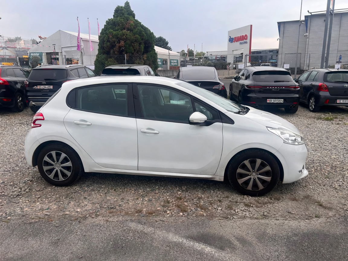 PEUGEOT 208 1.4 e-HDi Active EGS5-image-4