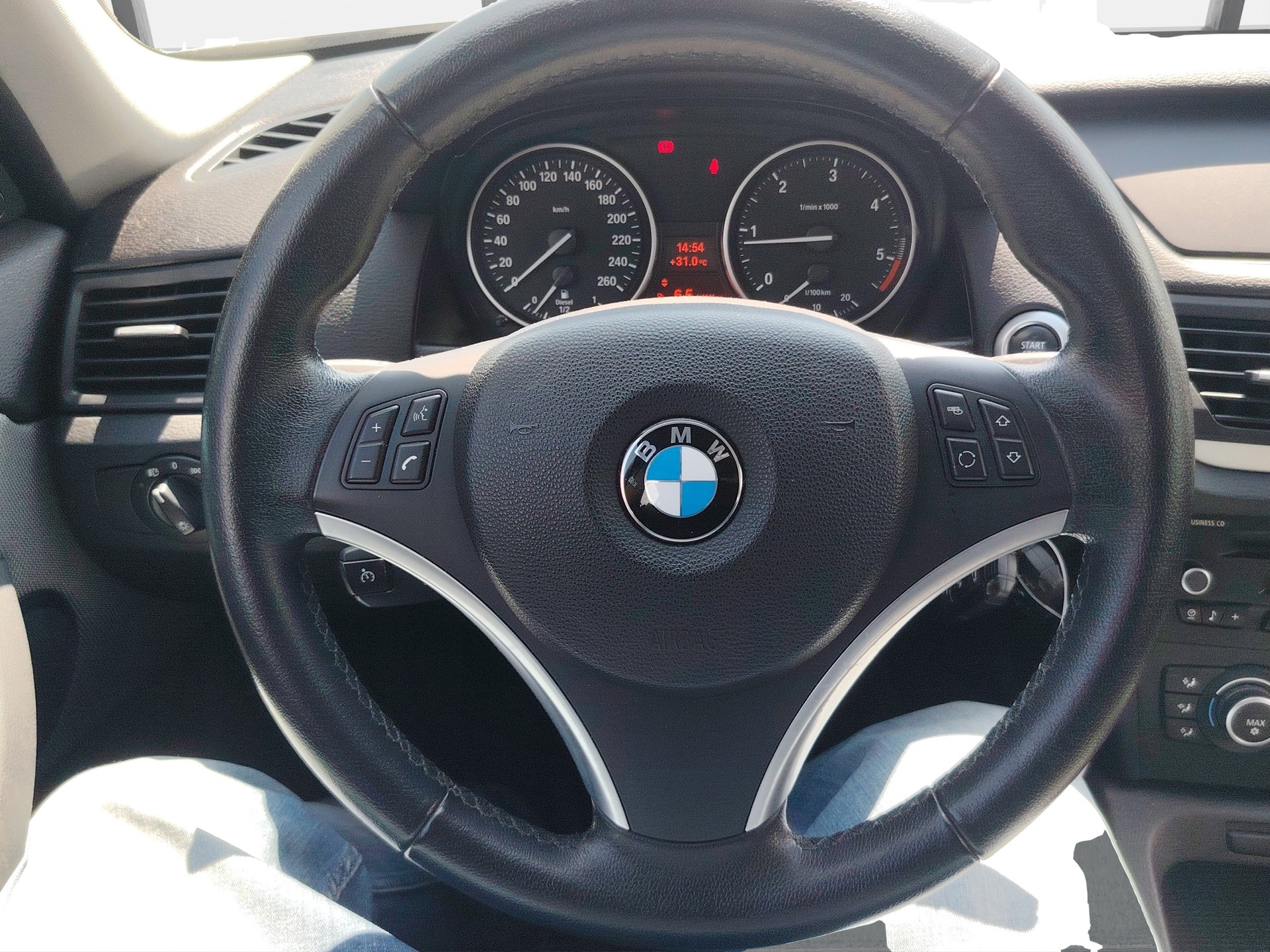 BMW X1 xDrive 18d-image-14