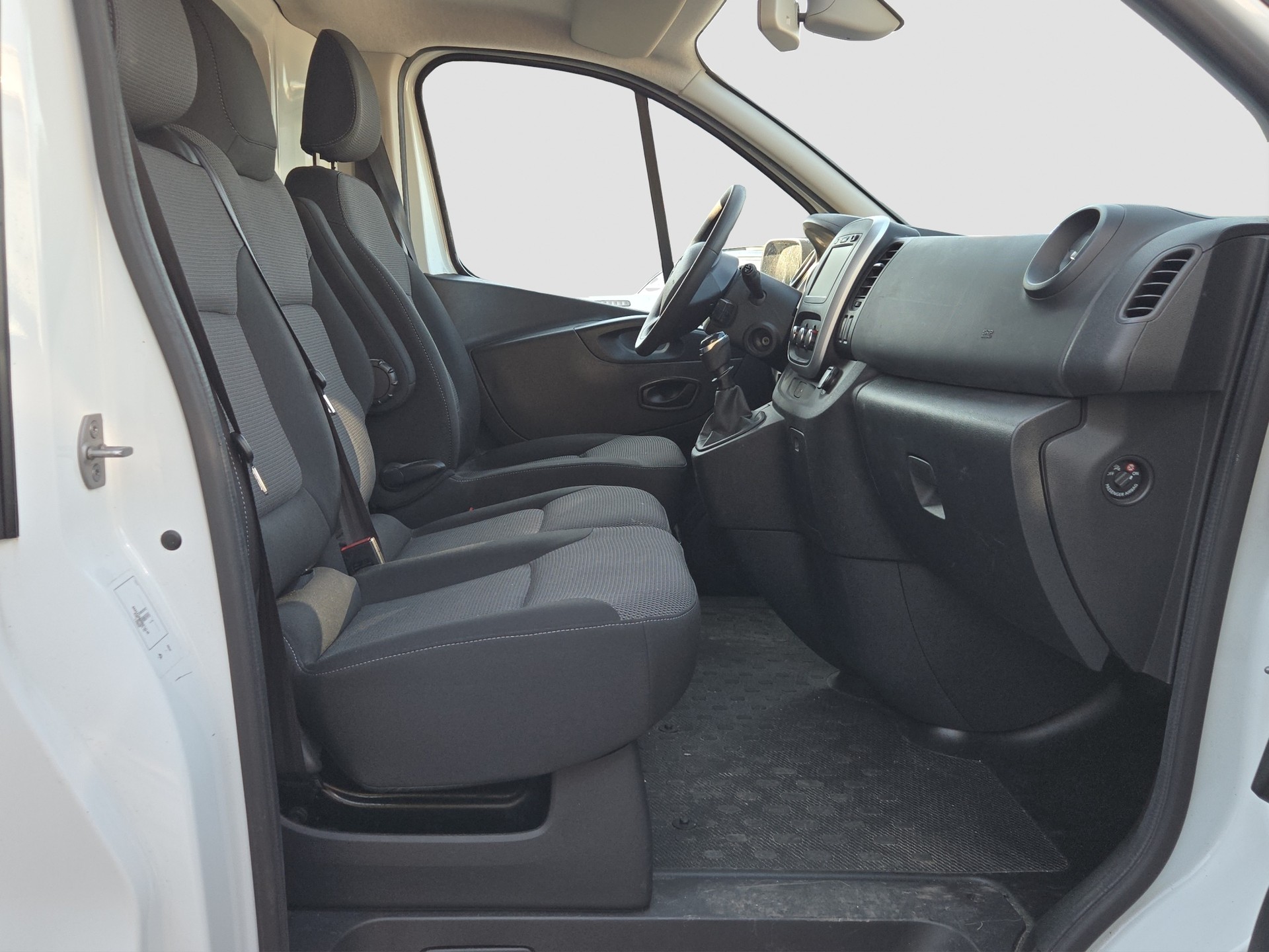 RENAULT Trafic 2.0 ENERGY dCi170 3.0t Business L2H1-image-2