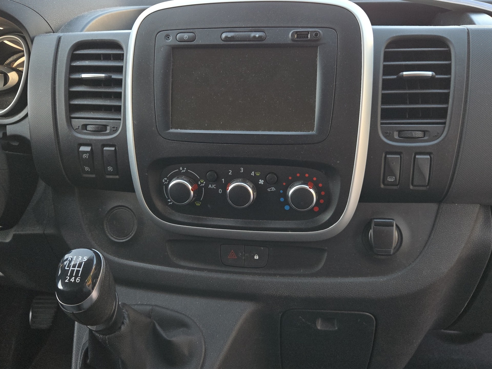 RENAULT Trafic 2.0 ENERGY dCi170 3.0t Business L2H1-image-4