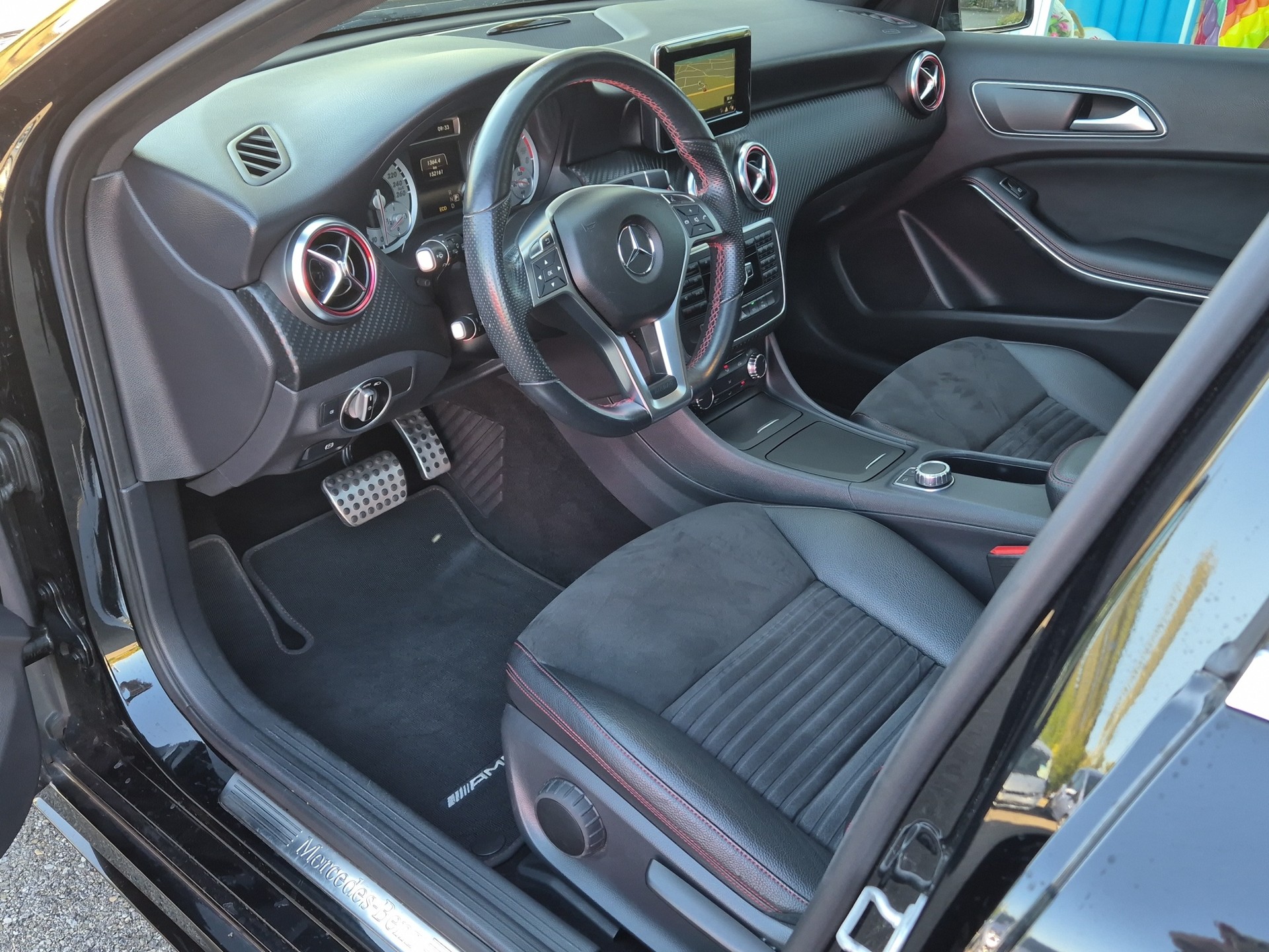 MERCEDES-BENZ A 180 AMG Line 7G-DCT-image-9