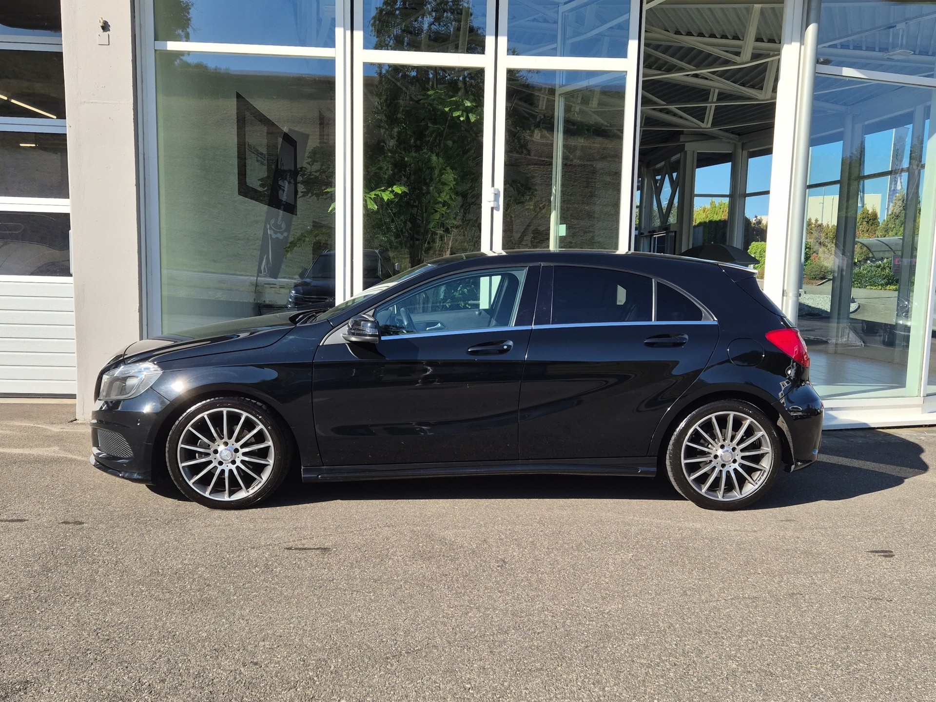 MERCEDES-BENZ A 180 AMG Line 7G-DCT-image-2