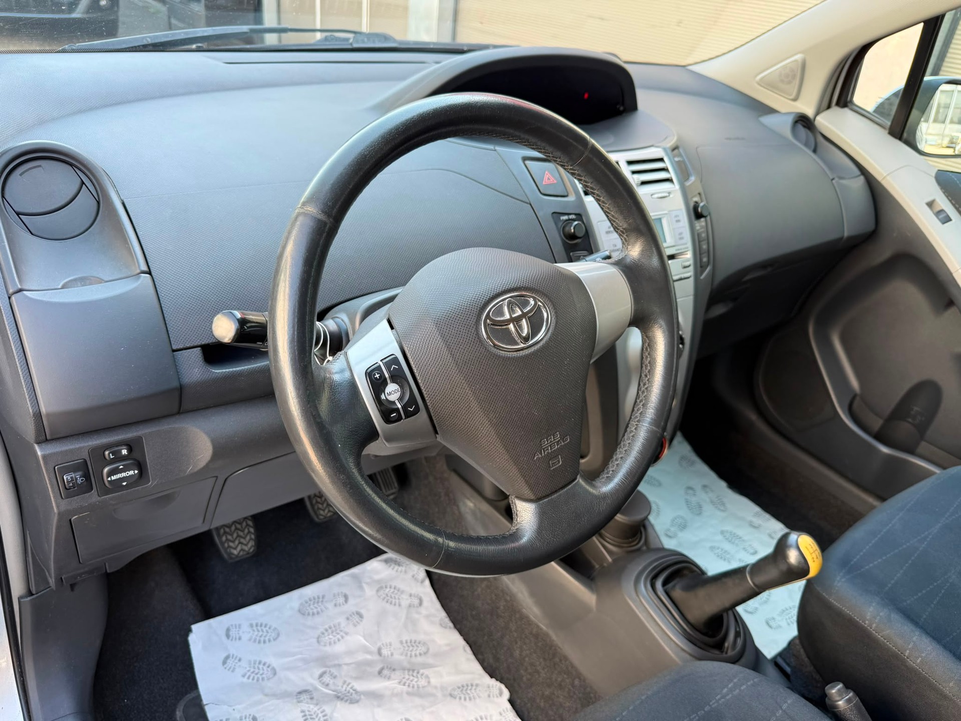 TOYOTA Yaris 1.3 Linea Sol-image-9